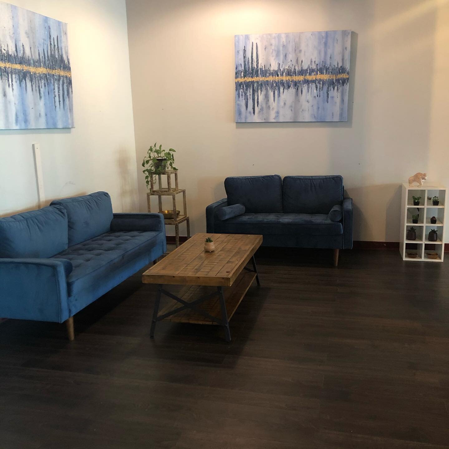 🛋 One of our cozy lounge areas just got a little more interesting. 💙🤍We love this heartbeat style original work commissioned by @katieyarboroughart
.
.
many great moments and heartbeats to be shared here for sure! 💙💜💚🖤
.
Stay tuned for the spr