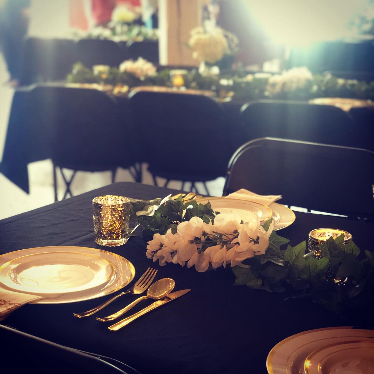 🤍Sunset and shining just right on a beautiful table setting for Tyler and Kat&rsquo;s rehearsal dinner 🍽 
.
.
@brickrowcornelius 
@sevenoaks.cornelius 
#eventvenue #lknvenue #partytime #congrats #summerwedding