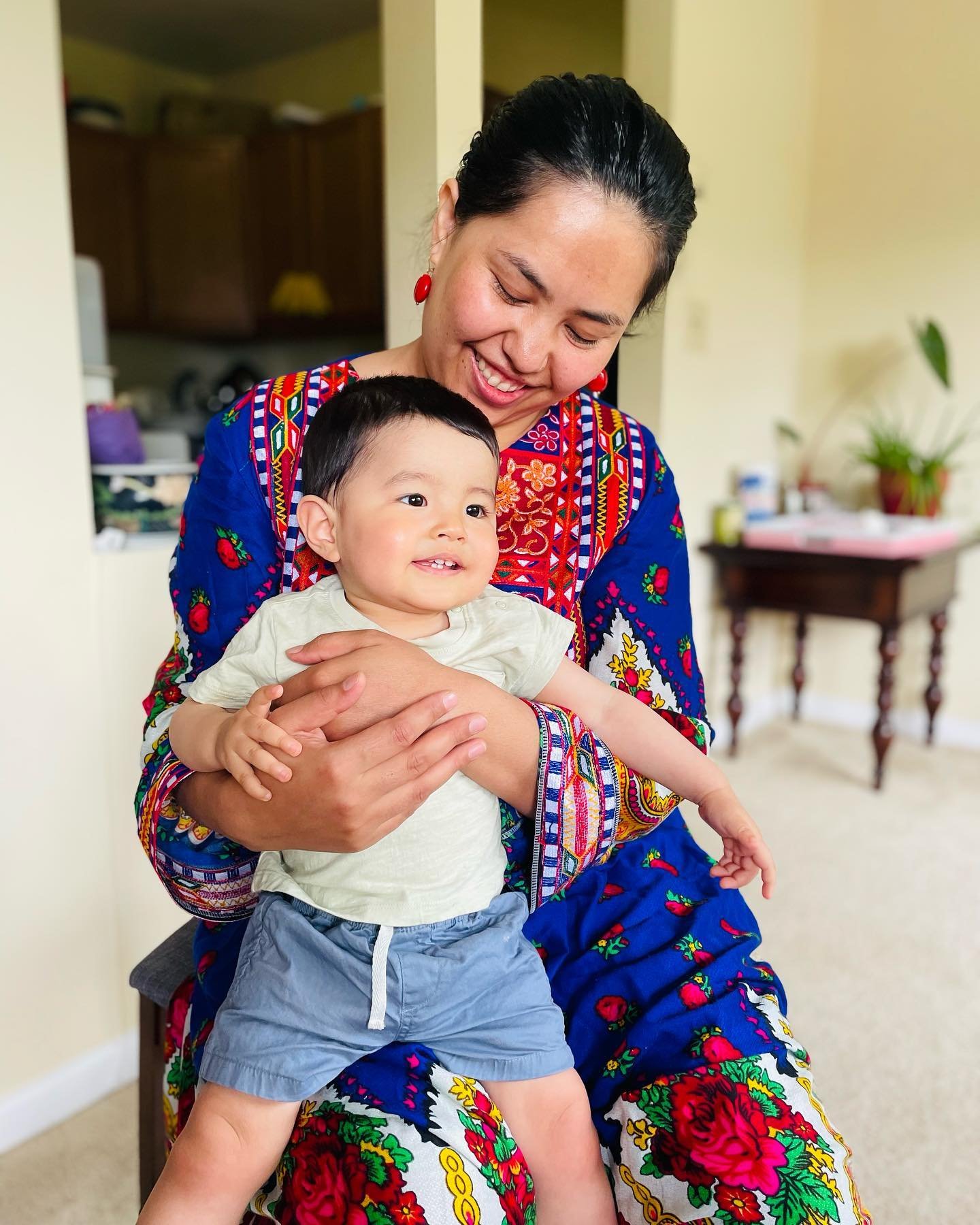 Meet dear Latifa. She starts her new job today, at the House of Representatives cafeteria! KindWorks set up their apartment and last week they invited us to have an Afghan lunch as a gesture of gratitude.
Latifa and her husband Elyas were evacuated f