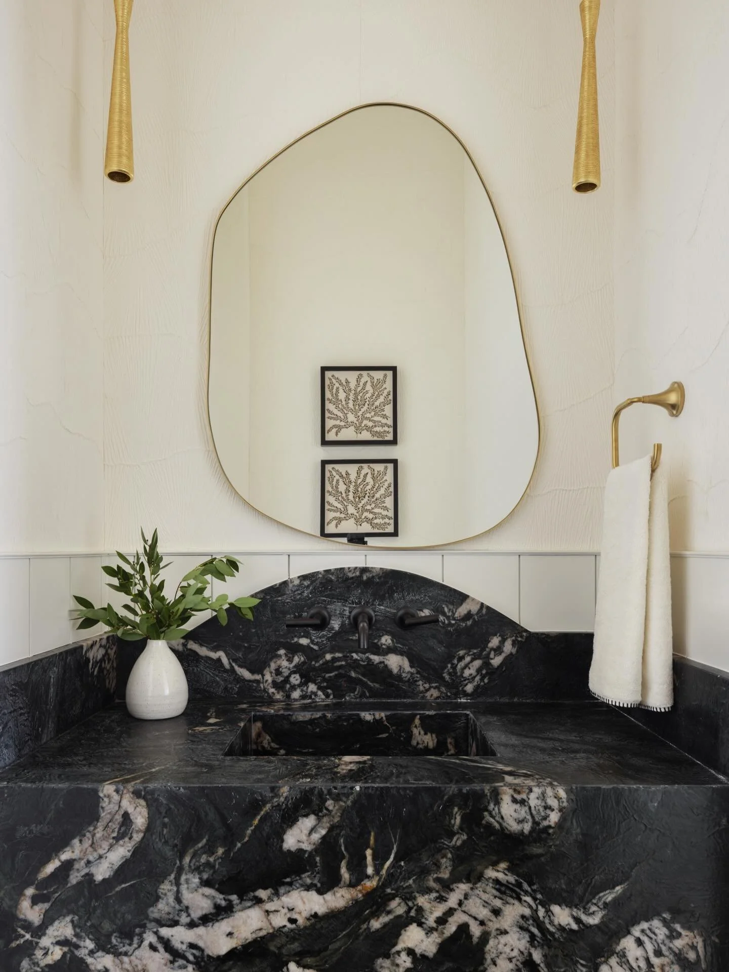 A bold powder room moment. Dramatic marble and soft curved wallpaper come together to create a space that feels refined and unexpected.

@nativehousephotography