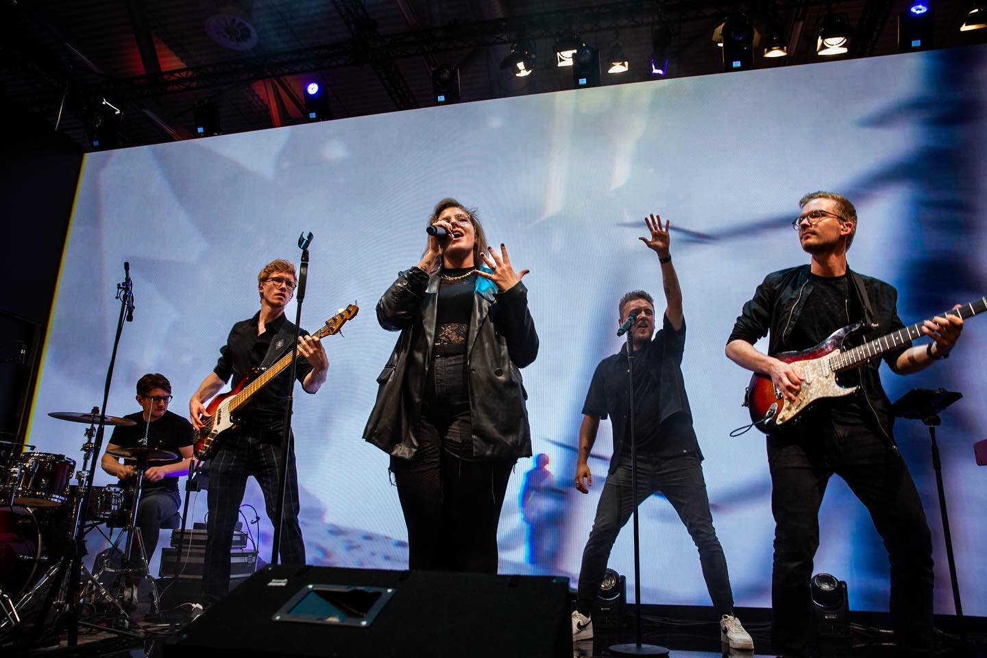 Ein paar Memories der letzten Wochen ☀️😊🎤

1) GamesCom in K&ouml;ln 2023, 📷 @alinajaegr 
2) Firmenevent der Stadtwerke Gelsenkirchen in der Zoom Erlebniswelt, 📷 @jill.abanico 
3+4) Hoekerfest in Herford, 📷 @alinajaegr 
5) Hochzeit im Jagdhaus Sc