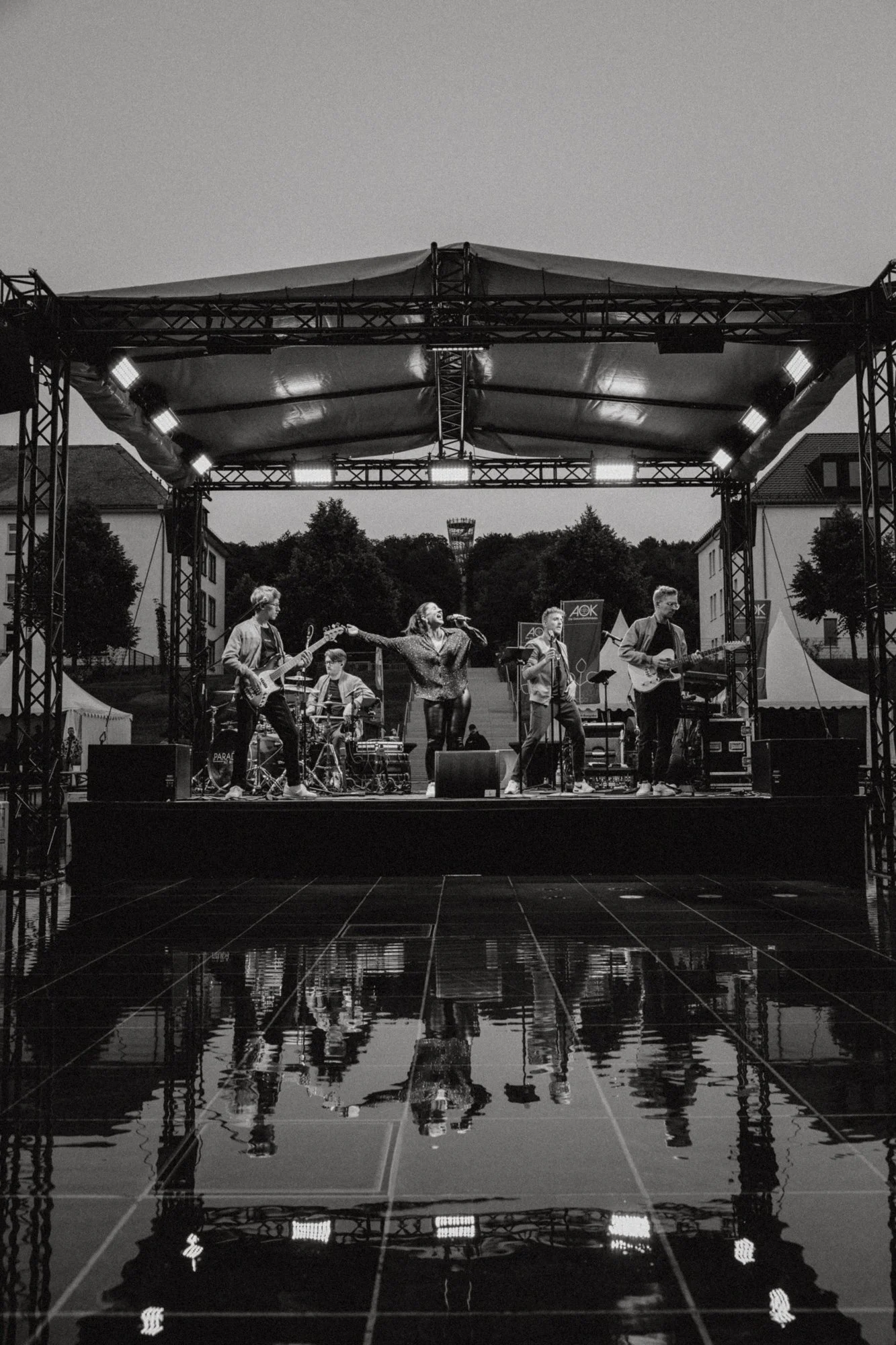 Paradise At Midnight – Liveband NRW beim AOK Firmenlauf 2024 im Sauerlandpark Hemer, 360-Grad-Bühne im Wasser, Eventband Ruhrgebiet, Partyband NRW