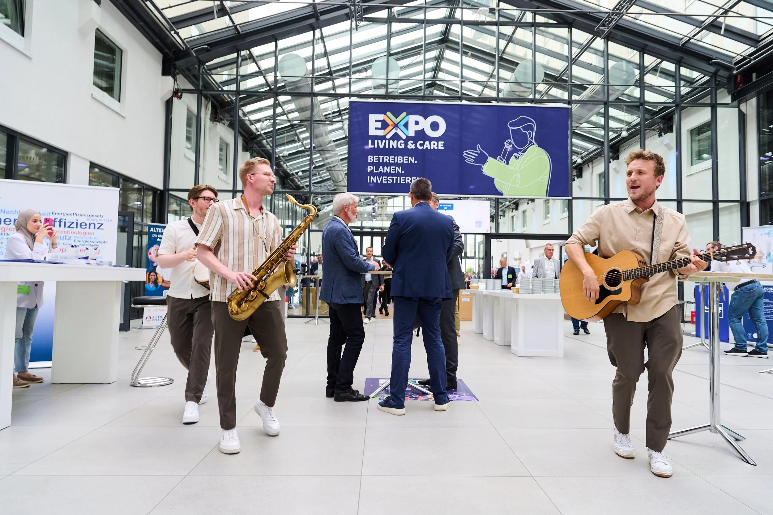 EXPO Living &amp; Care im Estrel Berlin  2025 // Acoustic Paradise als WALKING ACT