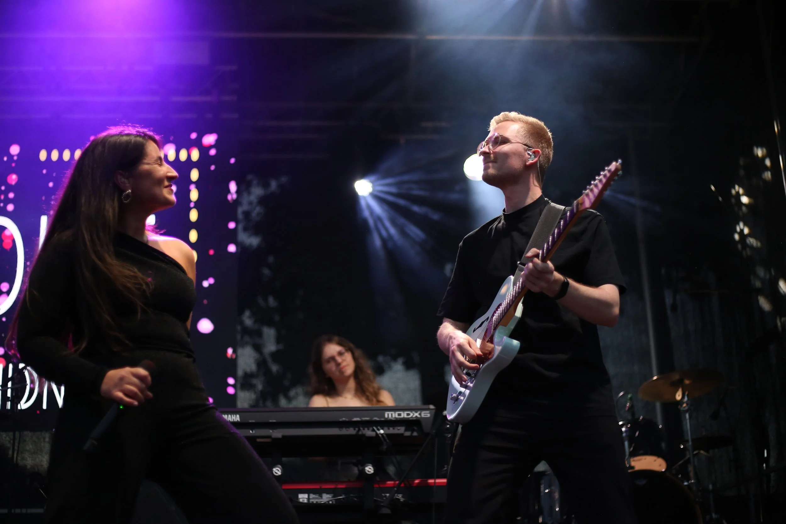 Sängerin Svenia Ribeiro und Gitarrist Niklas Arends