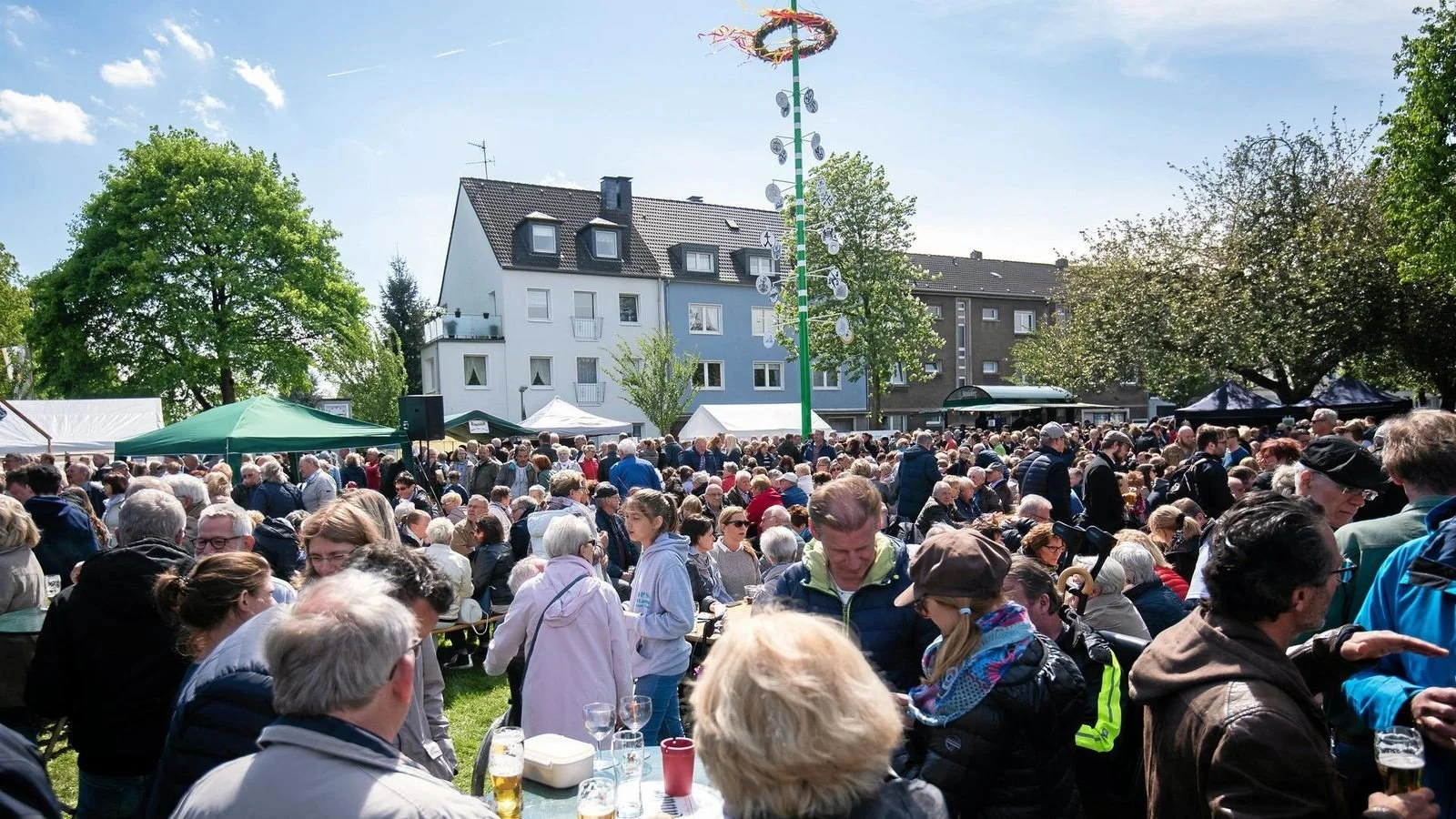 Maibaumfest Essen-Schönebeck // Party mit Paradise At Midnight 