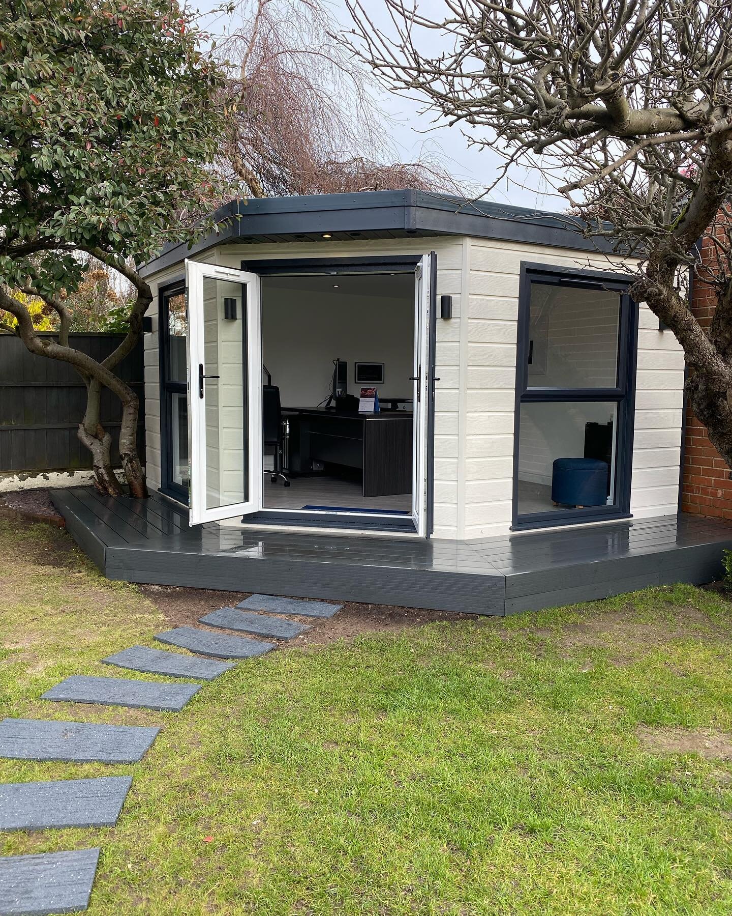 👀Take a look around this corner garden office, designed in a pentagon shape to make the most of the space, without losing the established trees 🌳🤍

Our expert joiners even incorporated one of the trees into the composite decking! 🪚

Other special