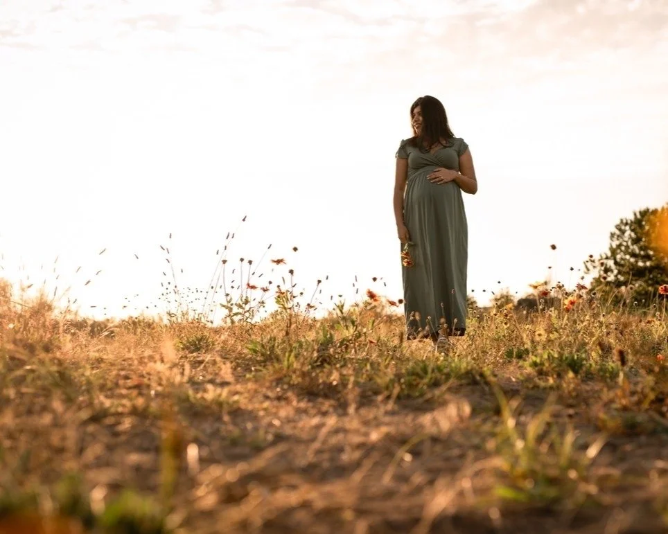 Golden hour ☀️🌅✨

 #vancouvermaternityphotographer #southsurreymaternityphotographer #maternityphotoshoot #vancouvermom #expectingmom #maternitydress #maternitybump #expectingmomsvancouver #creativepregnancyphotos #cutebabybump #pregnancy  #maternit