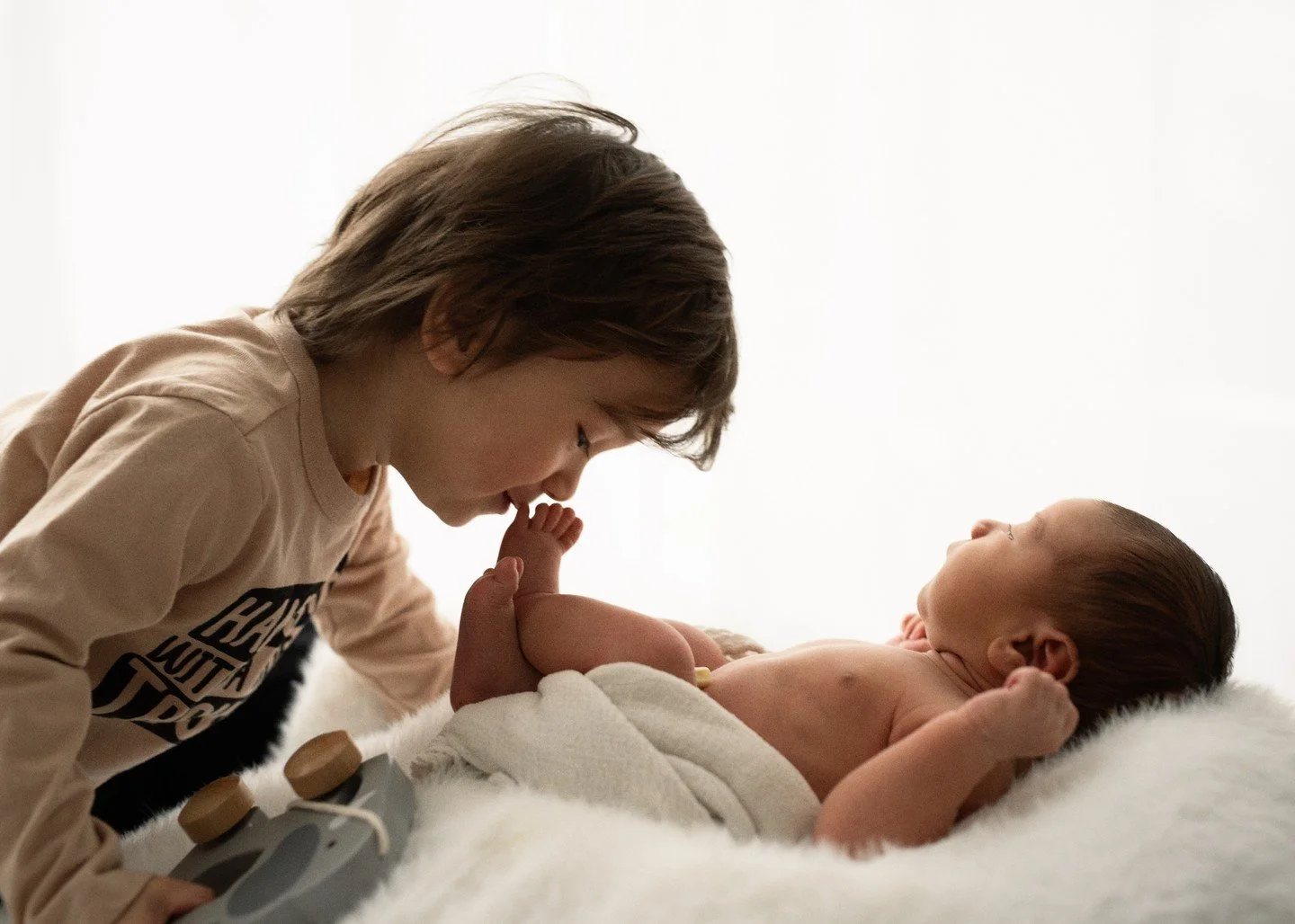 When those little toes tickle your nose! How adorable is this newborn with their older sibling 💕

-

#siblingbond #newbornandfamilyphotography #vancouvernewbornphotographer #surreynewbornphotographer