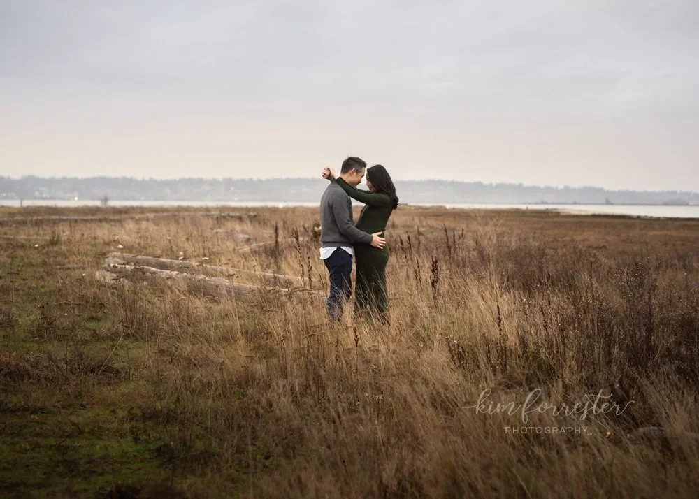 Grassy Meadow Maternity Session Kelowna