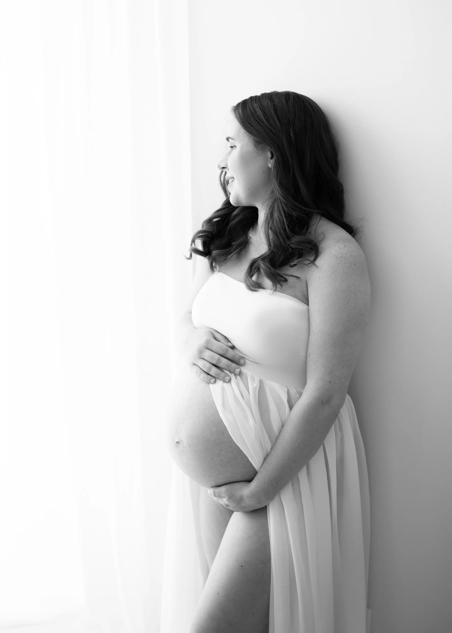 Simply beautiful and elegant, this mom-to-be looks absolutely stunning!

-
#casualmaternity #elegantmaternity #maternitydresswithslit #okanaganmaternityphotographer #inhomematernityphotographer