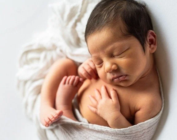 Curled in comfort, wrapped in stillness, captured right at home in the softest light.

#KelownaNewbornPhotographer
#OkanaganNewborn
#VernonBC
#LakeOkanagan
#LifestyleNewborn
#InHomeNewborn
#FineArtNewborn
#TimelessNewborn
#OkanaganFamilies
#OkanaganL