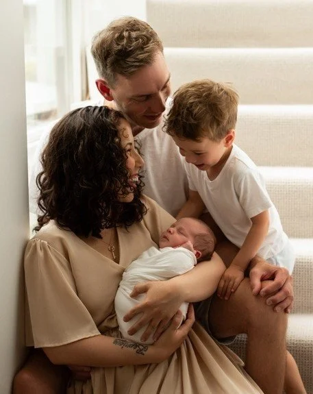Big brother&rsquo;s grin says it all 🥰 Right here in the comfort of home - laughter, love, and all the in‑the‑moment magic.&rdquo;

#KelownaNewbornPhotographer
#OkanaganFamilies
#VernonBC
#CentralOkanagan
#OkanaganNewborn
#BigBrotherJoy
#FamilyLaugh