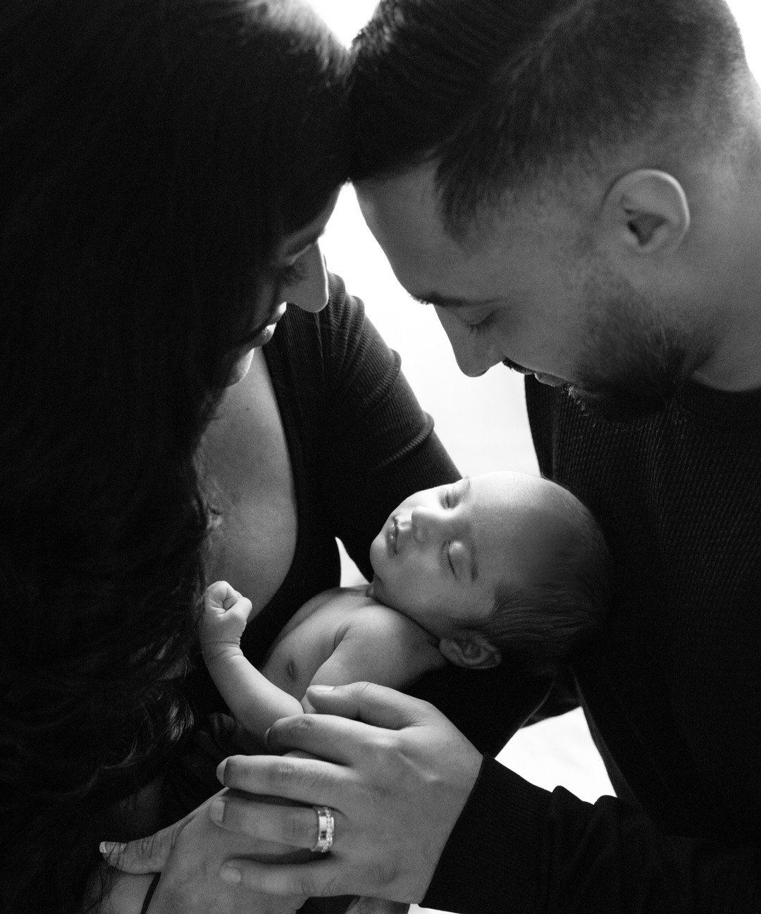 In the quiet glow of connection, where love speaks in light and shadows 🤍

#KelownaNewbornPhotographer
#OkanaganNewborn
#VernonBC
#LifestyleNewborn
#InHomeNewborn
#BlackAndWhitePhotography
#ConnectionOverPosing
#EmotiveImagery
#NaturalLightPhotograp