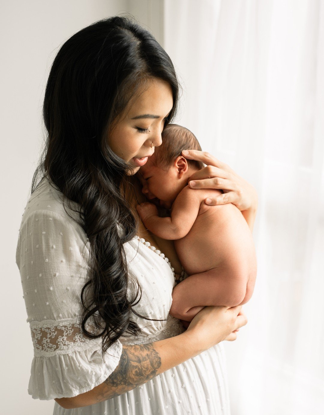 Soft light, gentle breaths, and the quiet wonder of being held close 🤍 Also, how beautiful is this mama in one of the dresses from our client closet?

#KelownaNewbornPhotographer
#OkanaganNewborn
#VernonBC
#LifestyleNewborn
#InHomeNewborn
#FamilyCon