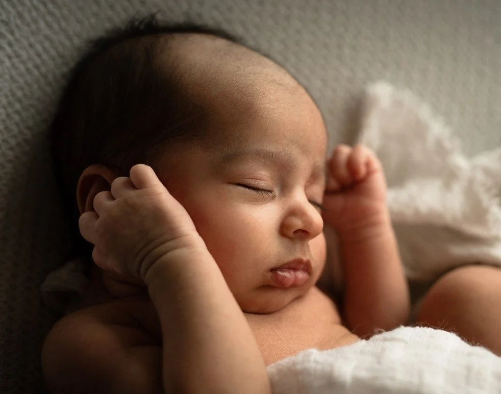 Adorable pouty lips and tiny hands up by her face where baby likes them best, captured with our mobile setup right where she feels most comfortable 🤍

#KelownaNewbornPhotographer
#OkanaganNewborn
#VernonBC
#LifestyleNewborn
#InHomeNewborn
#MobileStu
