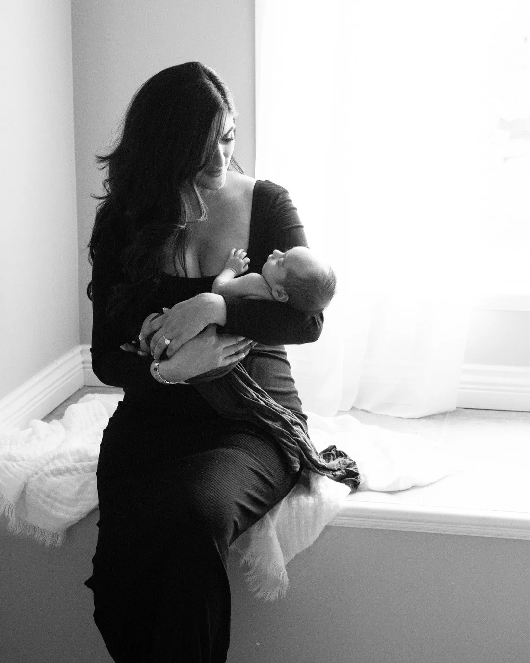 Soft light meets the tender strength of motherhood 🤍 every quiet gaze, a story worth capturing.

#KelownaNewbornPhotographer
#OkanaganNewborn
#VernonBC
#VancouverBC
#MotherhoodPhotography
#MotherhoodUnplugged
#LifestyleNewborn
#InHomeNewborn
#Natura