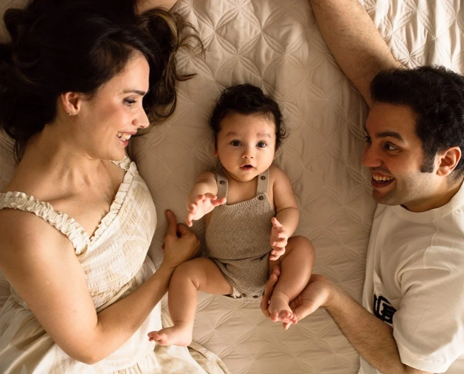 Caught mid‑reach 👶✨ big eyes on the prize &mdash; the camera!

#KelownaNewbornPhotographer
#OkanaganFamilies
#VernonBC
#VancouverBC
#LifestyleFamilyPhotography
#InHomeNewborn
#FourMonthsOld
#FamilyFun
#NaturalLightPhotography
#OkanaganLife