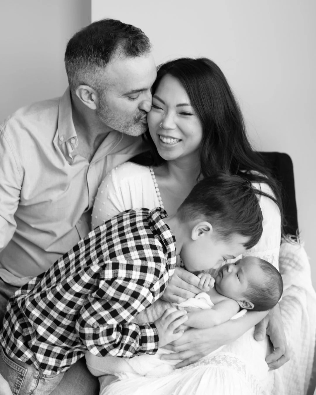 Simple moments of family life captured in-home are our favorite. Dad showing love and appreciation to Mom, Mom beaming with love and joy, and an older sibling curiously looking at his newborn sibling in wonder #momentstoremember 

-
#vancouverfamilyp