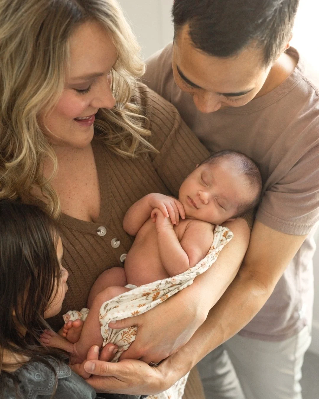 All eyes on you little one, you&rsquo;re a 🌟

-
#lovegrows #family #okanagannewbornphotographer #okanaganmoms #kelownanewbornsession #kelownamoms #newbaby