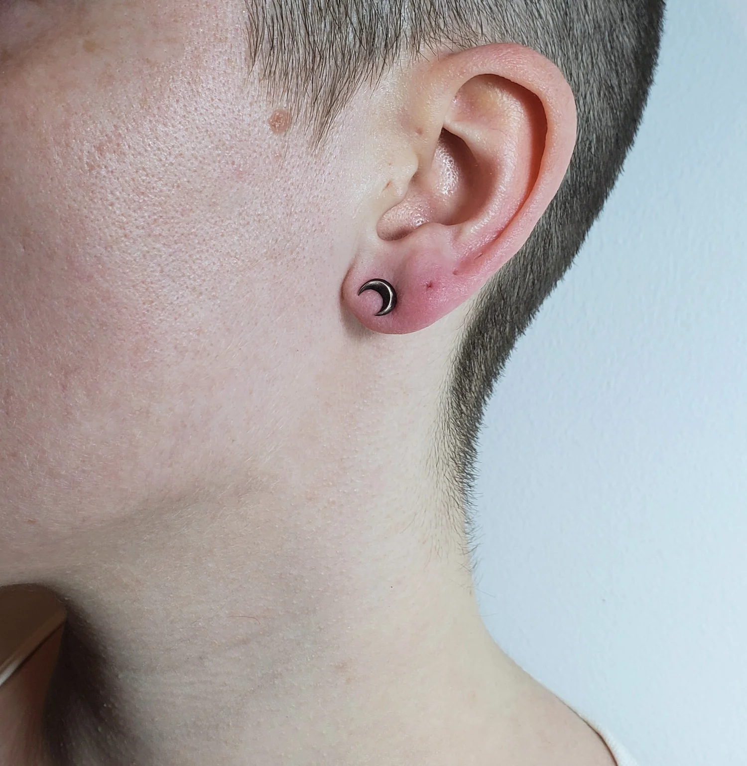 Micro Crescent studs