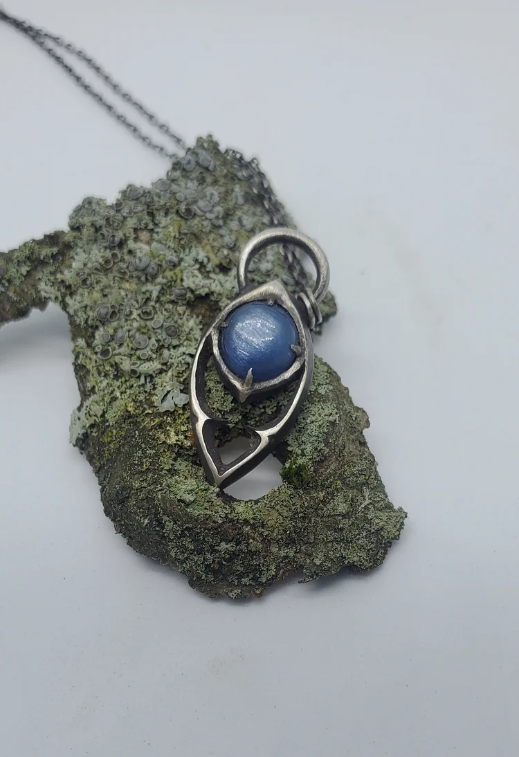 Round Tracery pendant with Kyanite
