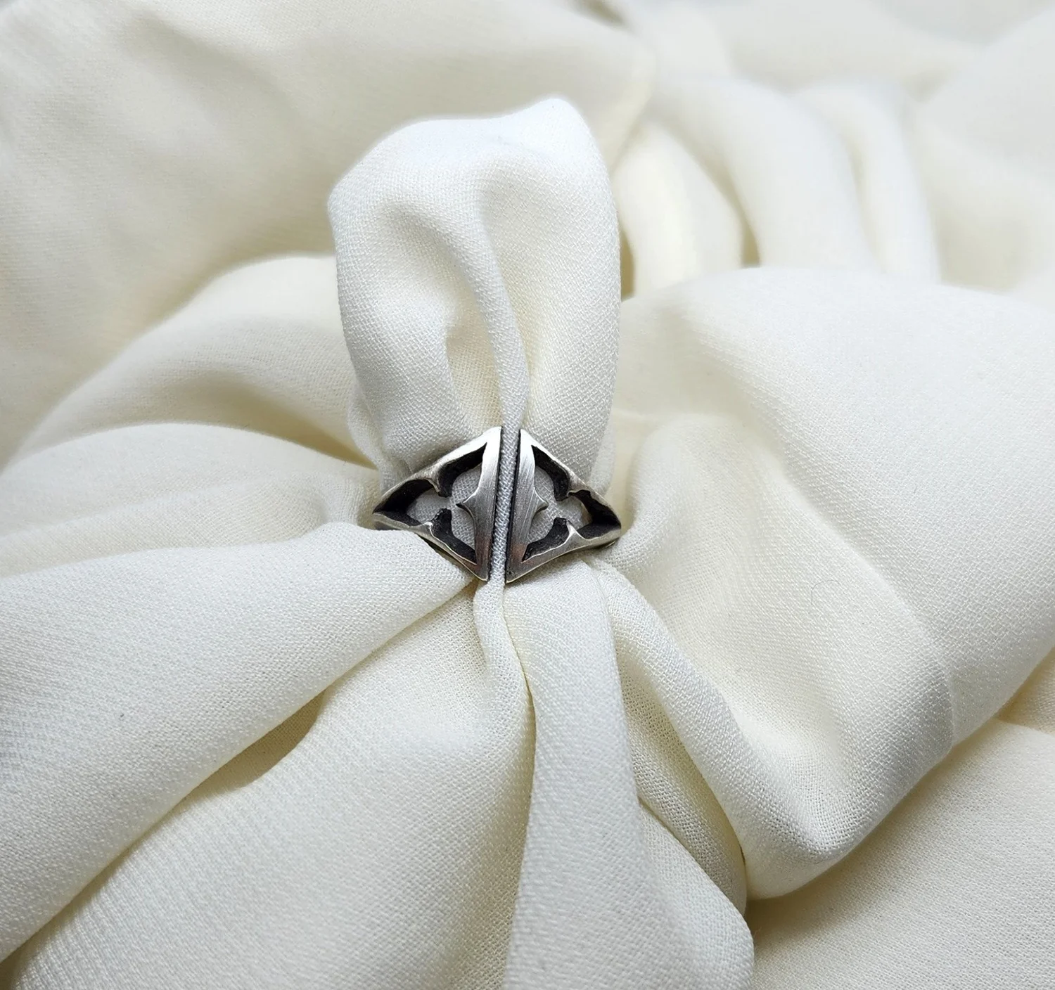 Schism tracery ring