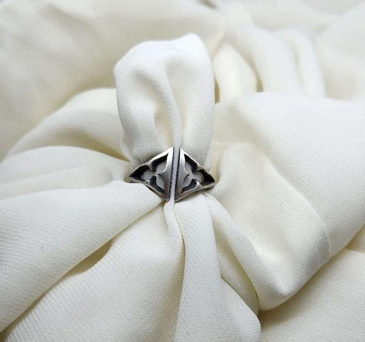 Schism tracery ring