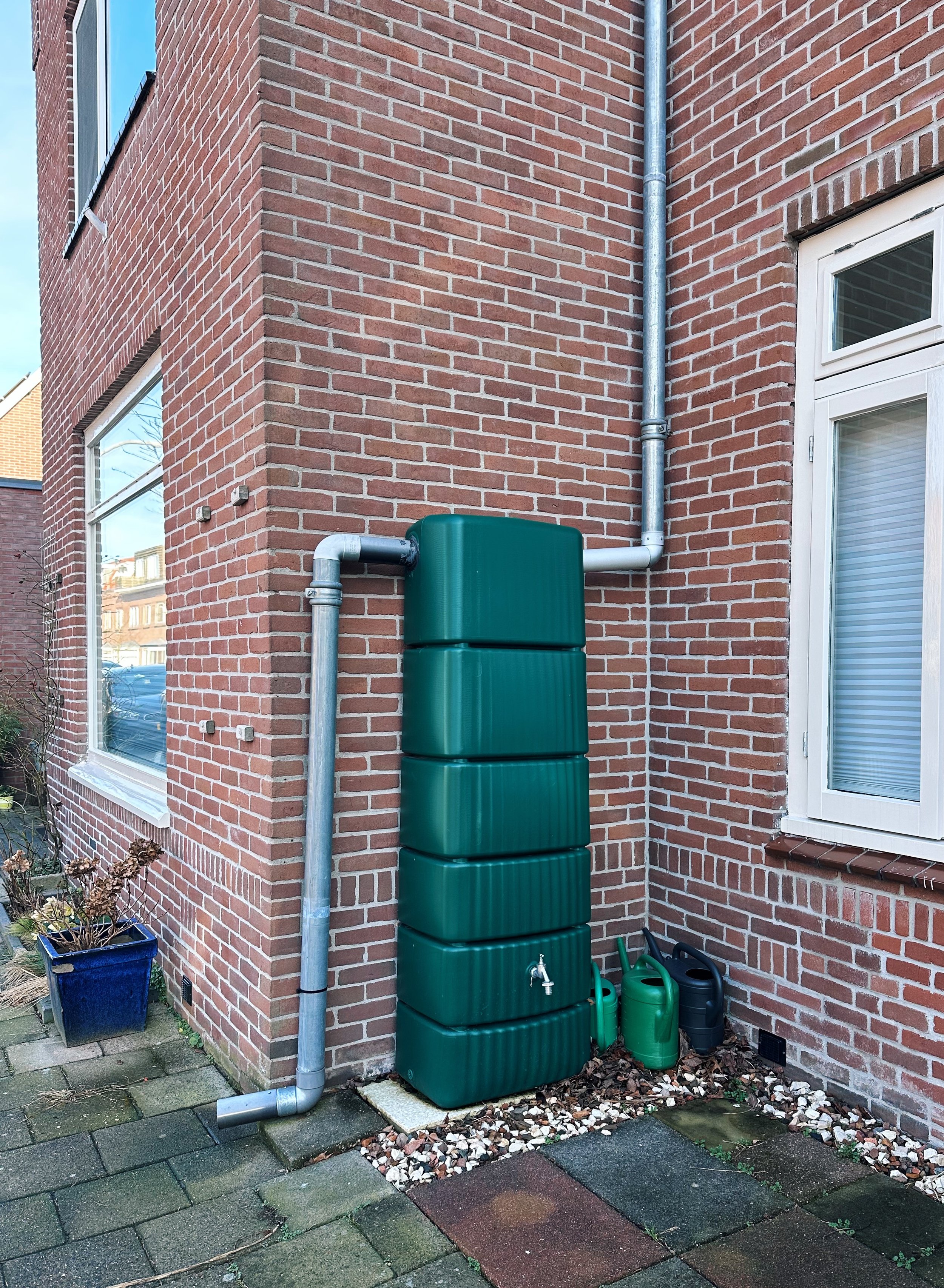 Ideas for stealing: rain barrel in the gutter