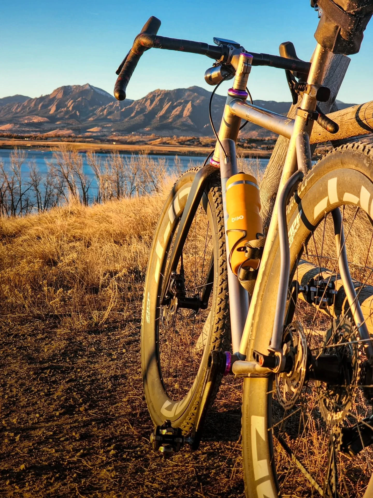 Chilly Dawn. Warm Glow. Titanium Pretty. 🌄

Feels a little weird that it's almost 50&deg;F just before dawn in January in Boulder, but it does mean that one can scoot out for recovery ride glamor shots of a pretty bicycle, so I'm not mad about it.

