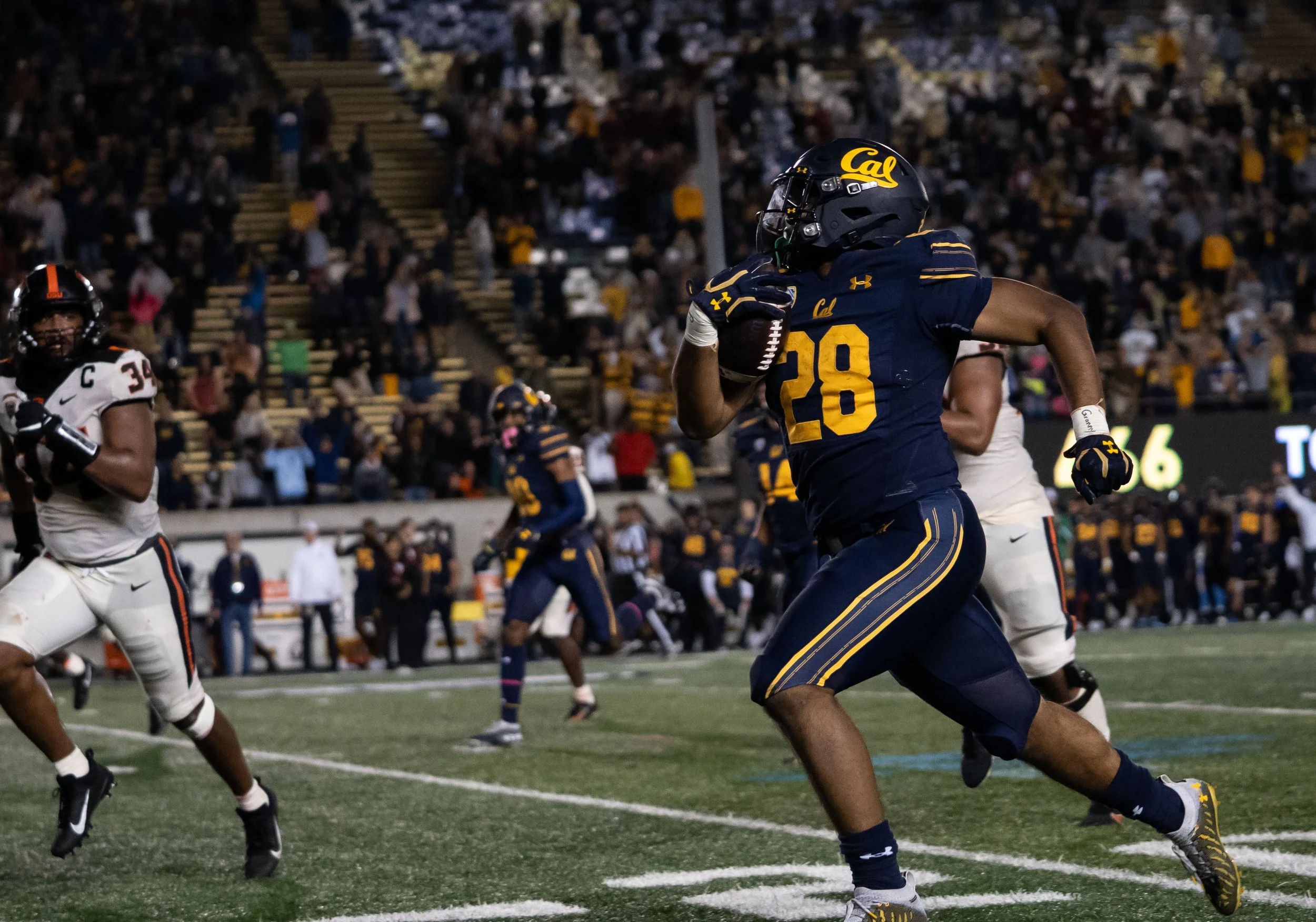 Damien Moore_Cal_FB_20211030_190758_ArdinLo.jpg