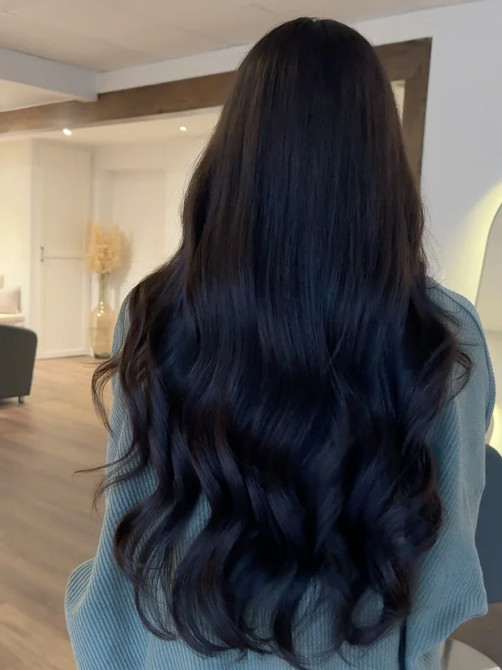 Chocolate Noir for our COOL brunettes

For those wanting a rich dark chocolate, but balanced with the perfect amount of cool!🧊 
Balancing is 🔑 for brunettes. 

1st all over process is our natural and gold base to riche and deepen not add warmth.
2n