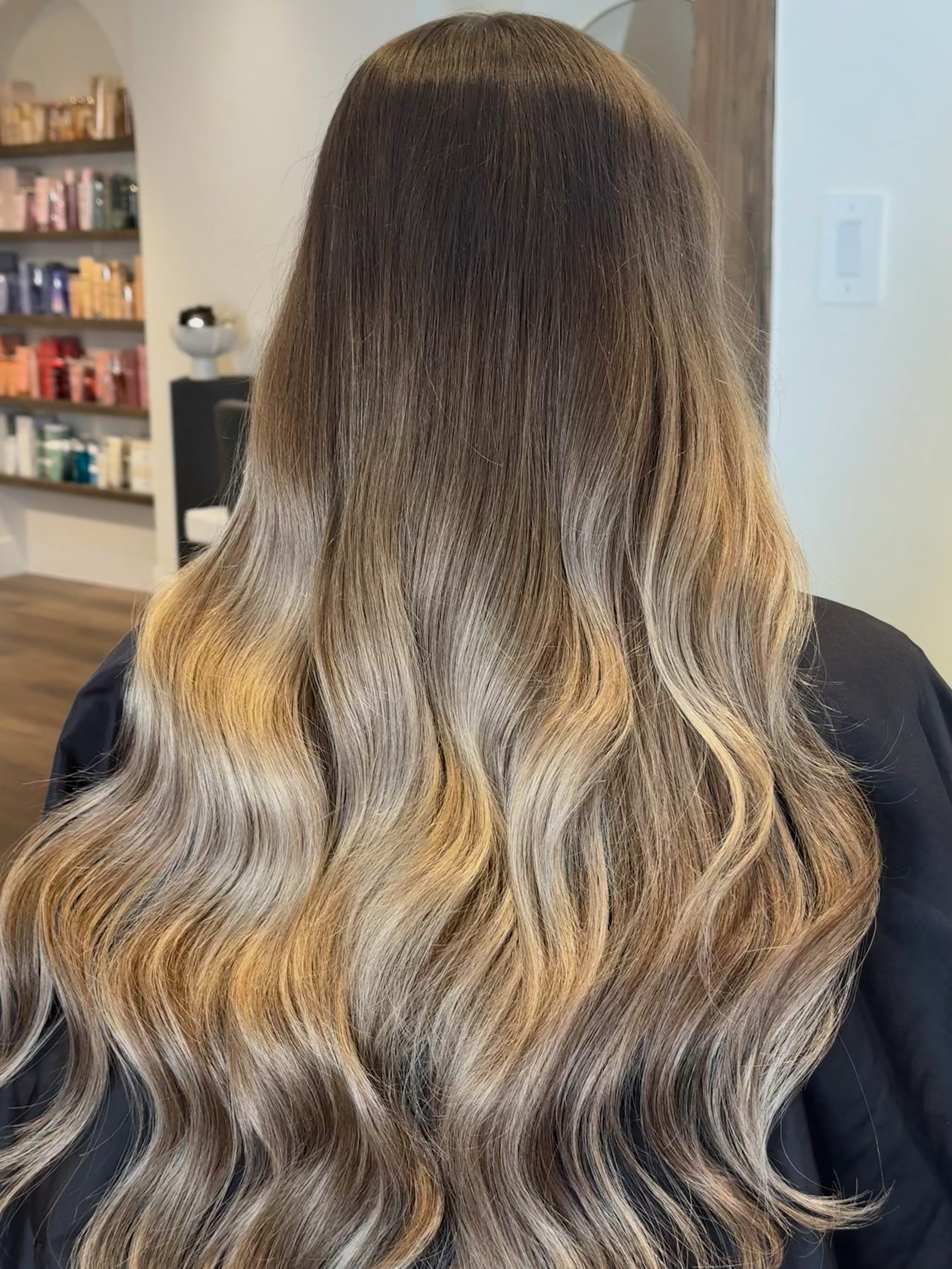 B R U N E T T E  D E P T H 
B L O N D E  B R I G H T N E S S
Bali bond + Just beachy = luxury sandy length

100grams of 22inch Genius wefts sewn as 2 beaded rows.
Luxury hair done with care!