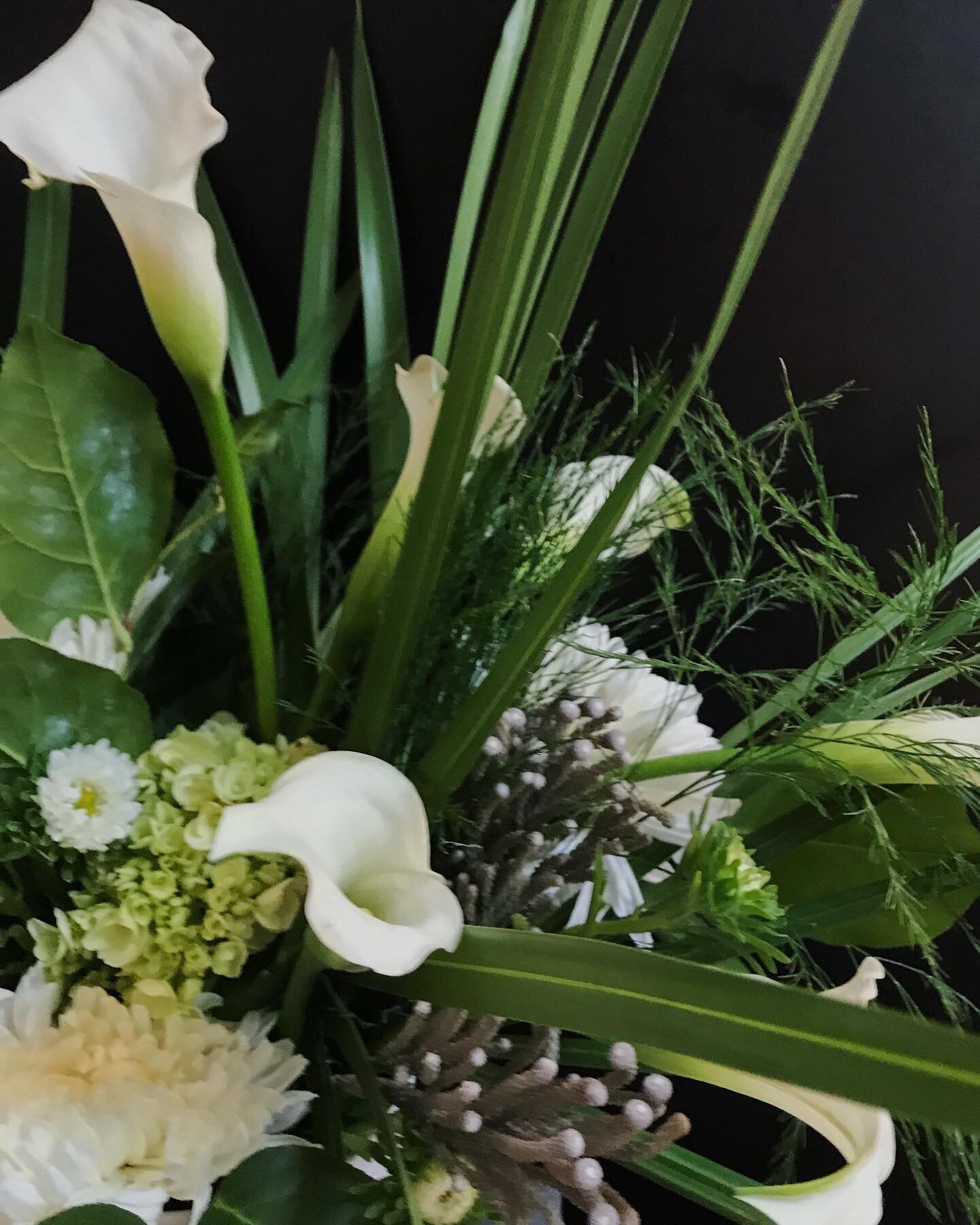 we love the details in this piece! we design pieces just for you and stay within your budget!⁠⁠
⁠⁠
let's get together make magic happen! we make ordering easy.⁠⁠
⠀⁠⁠
.⁠⁠
⠀⁠⁠
.⁠⠀⁠⁠
⁠⁠
.⁠⠀⁠⁠
⁠⁠
.⁠⠀⁠⁠
#centerpiece #weddingflowers #eventflowers #denverfl