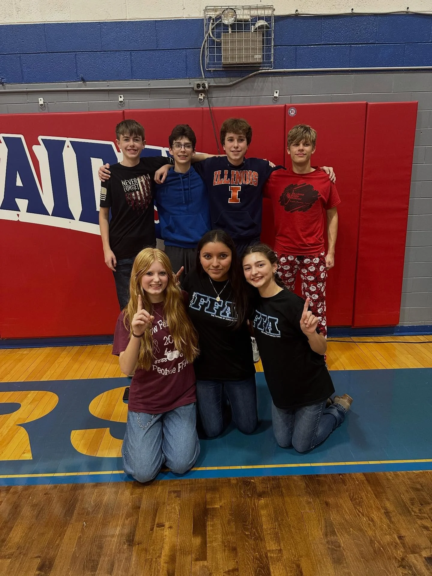 🎉🎉GREENHAND QUIZBOWL TEAM IS STATE BOUND🎉🎉

Congrats to our Greenhand Quizbowl team for placing 1st at the section 10 competition tonight! Team members included Asher, Trenton, Peter, Ben, Leslie, and Kaitlin!

Our Ag Bowl team also competed toni