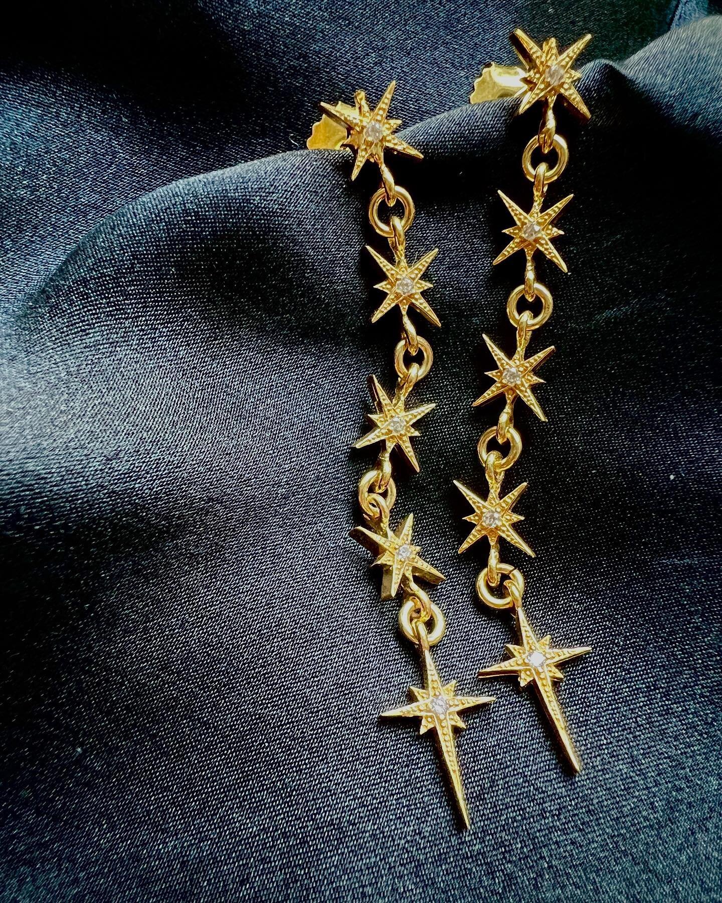 Delicate star dangle earrings that will elevate a sleek minimalistic outfit as it will to a boho frock ; equal parts versatile and statement-making 💫💫💫 Please do consider us for the festive season;whether a gift to yourself or a loved one🎄💝✨