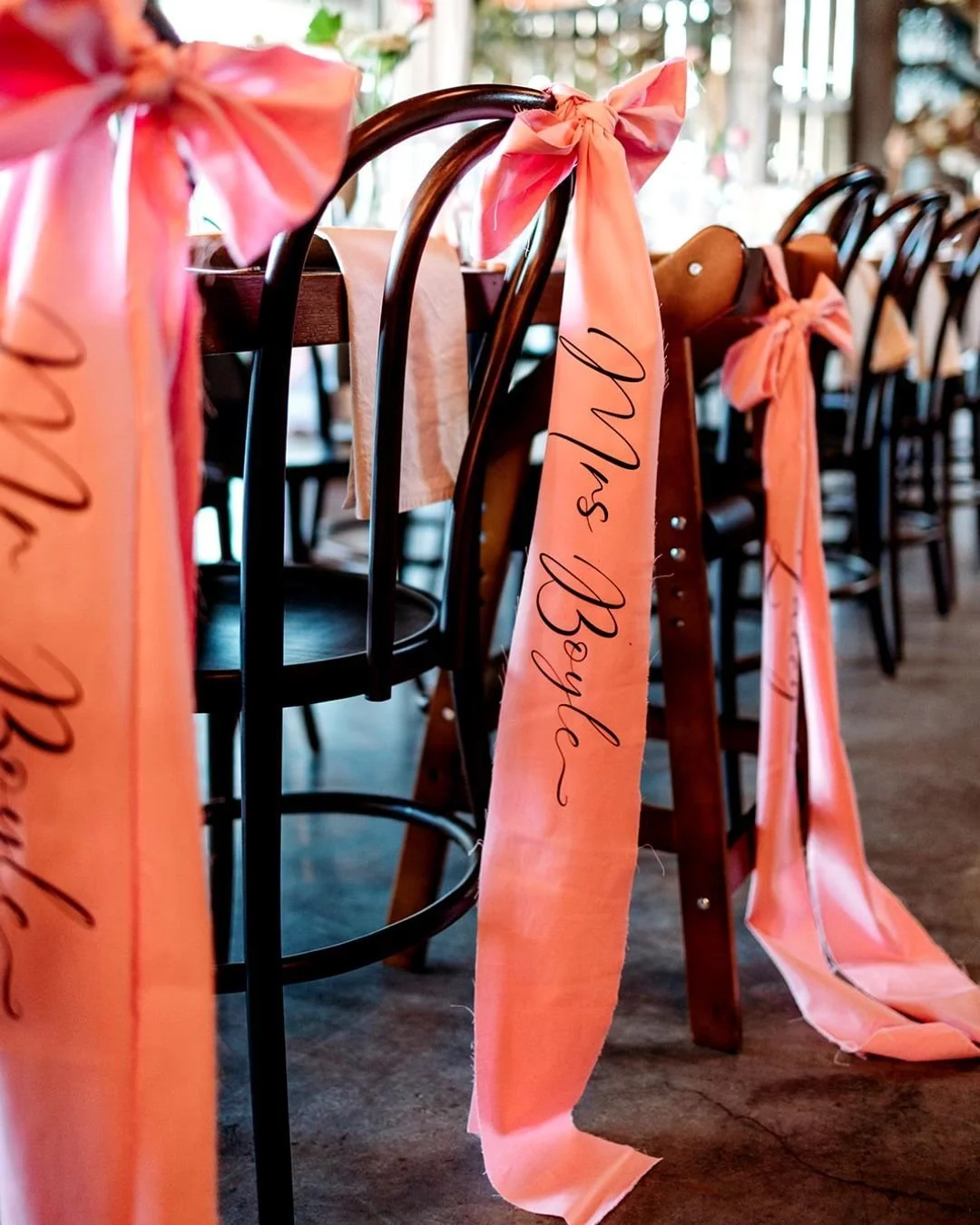 It&rsquo;s the little touches at the table that guests remember most. ✨🌿
Place names aren&rsquo;t just practical &mdash; they&rsquo;re a chance to add personality and charm. We&rsquo;ve seen them hand-lettered on leaves, etched into wood slices, tie