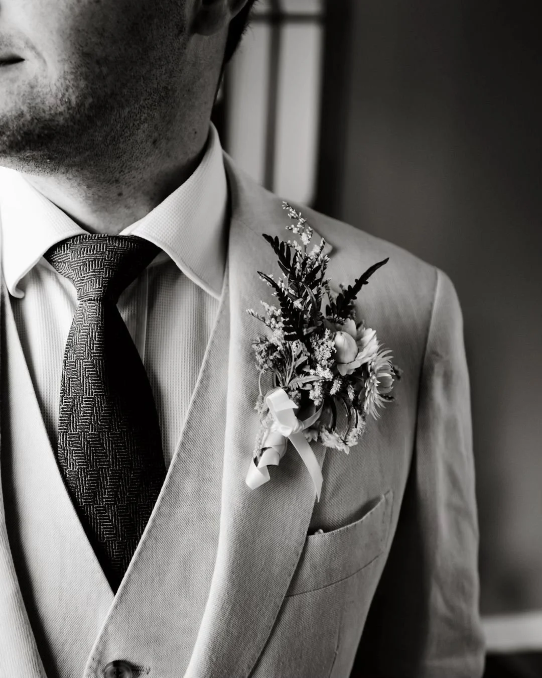 🤵&zwj;♂️ Let&rsquo;s talk about the Windsor knot.
Somewhere between the pre-ceremony nerves and the groomsmen banter, there&rsquo;s always that one moment&hellip; someone&rsquo;s standing in front of a mirror, YouTube tutorial on loop, trying to rem