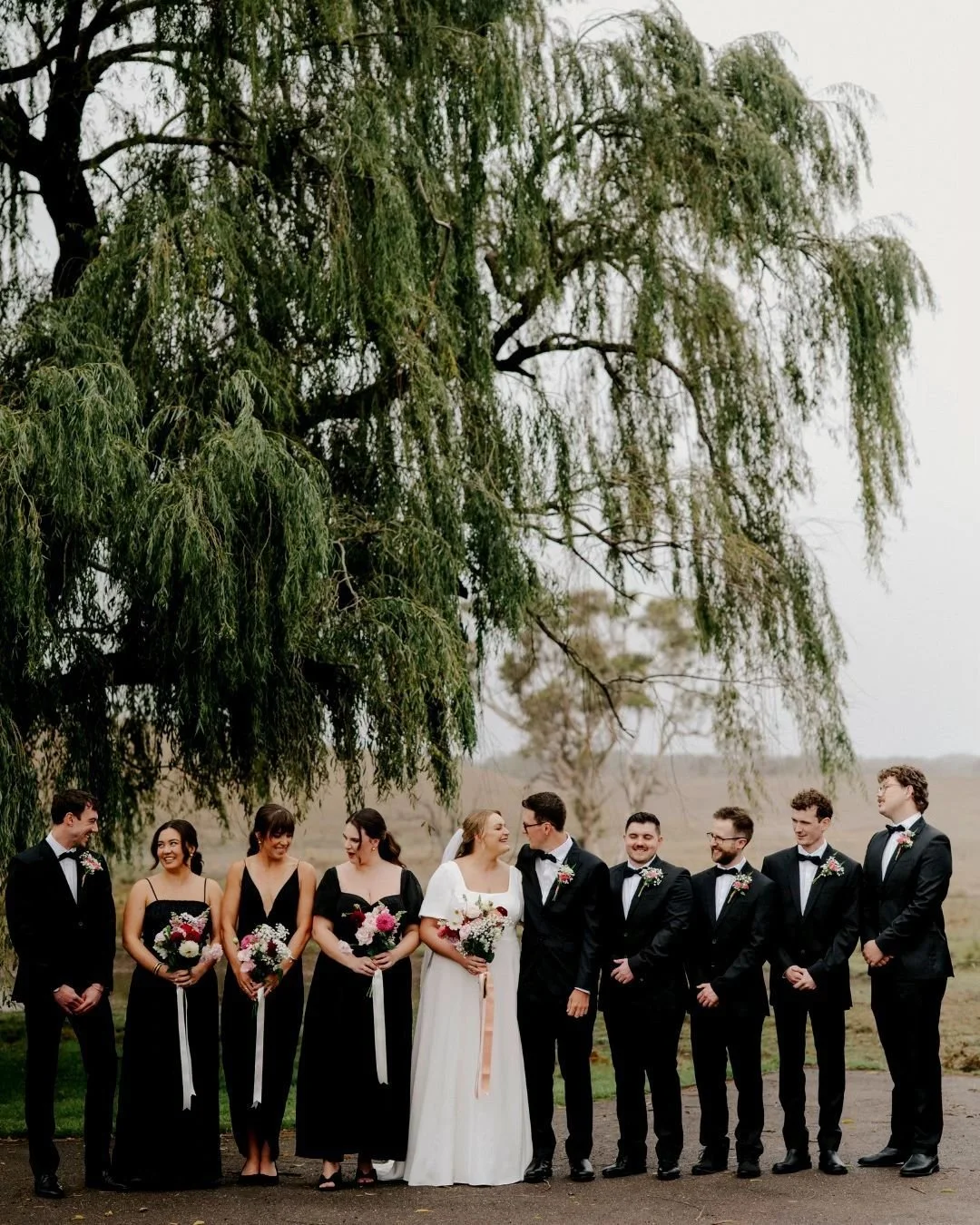 👯&zwj;♀️ Big bridal party energy &mdash; let&rsquo;s talk about it. 💛
There&rsquo;s no right size when it comes to your wedding crew &mdash; but there are a few things worth thinking about before you lock it in.
✨ The pros:
* More laughs, more memo