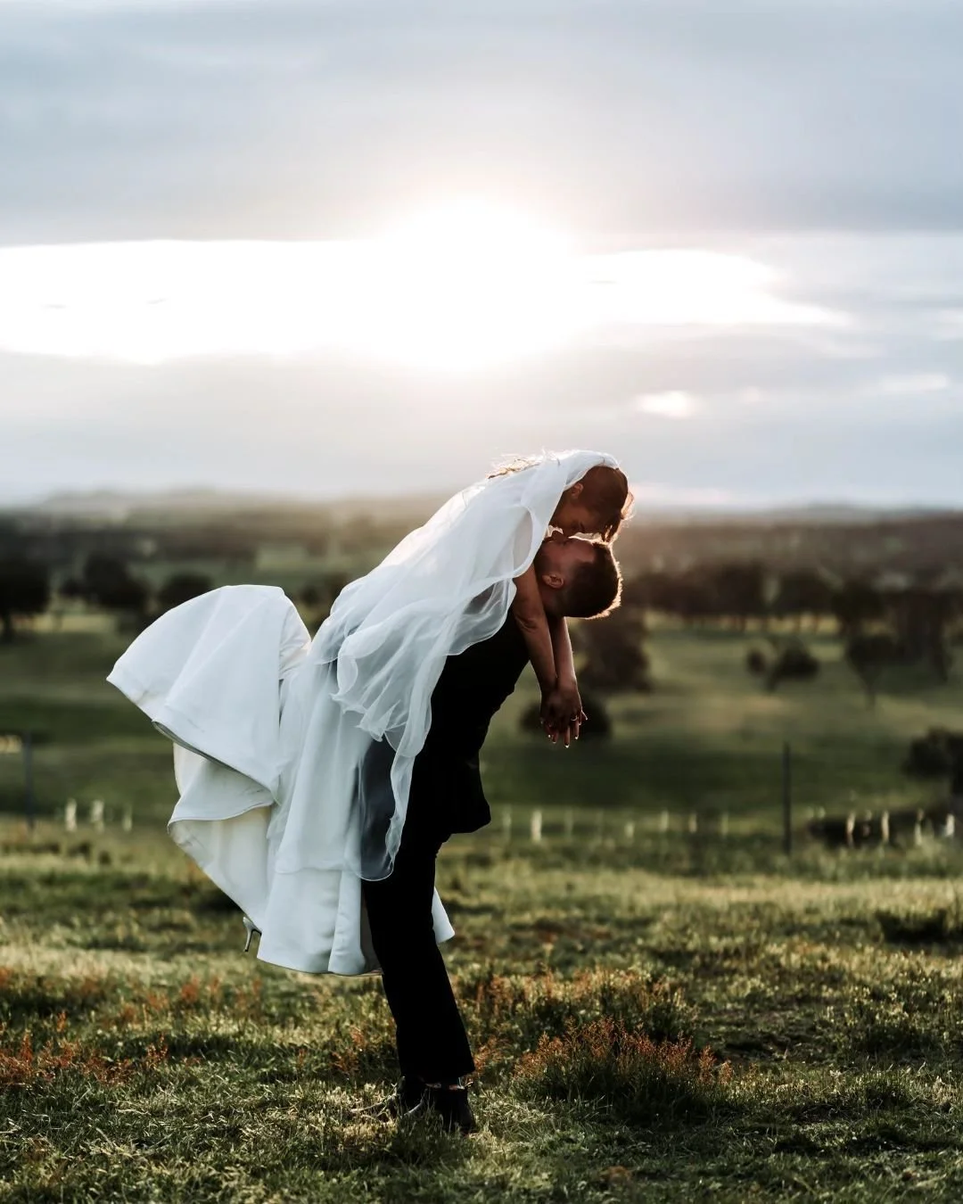 Golden hour at Petrichor Farm&hellip; it just hits different. ✨
That soft, honey-drenched light, the long shadows across the paddocks, the gentle glow that wraps around you,  it&rsquo;s pure magic. Some of the best wedding photos happen right here, i