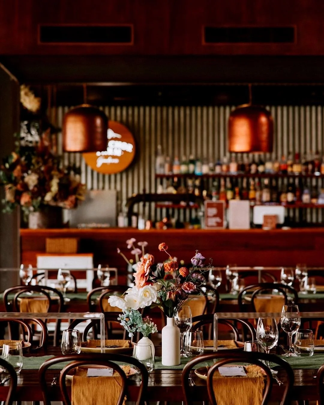 🌸 Fresh or faux? The good news is there's no wrong answer.

Fresh flowers bring beautiful fragrance, seasonal textures and that just-picked-from-the-garden feeling.

Faux flowers offer endless flexibility, can be prepared well in advance, and often 