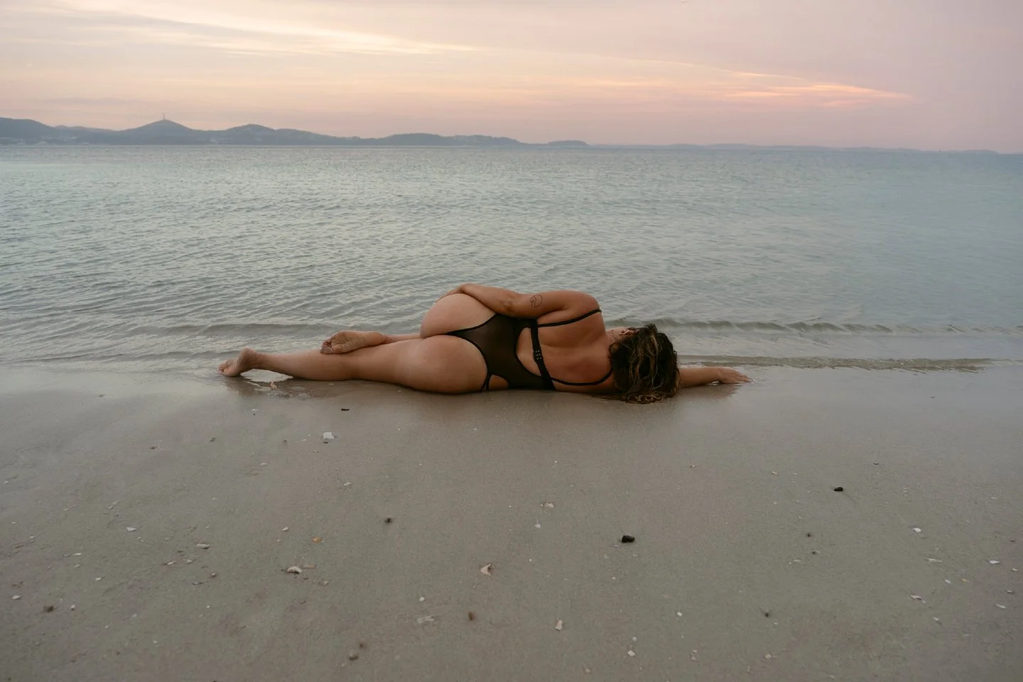 Beach sessions rely on timing.

Warmer weather creates softer light, calmer water, and conditions that allow sessions to unfold without interruption. As the season shifts, availability narrows and dates fill quickly.

These shoots suit clients who wa