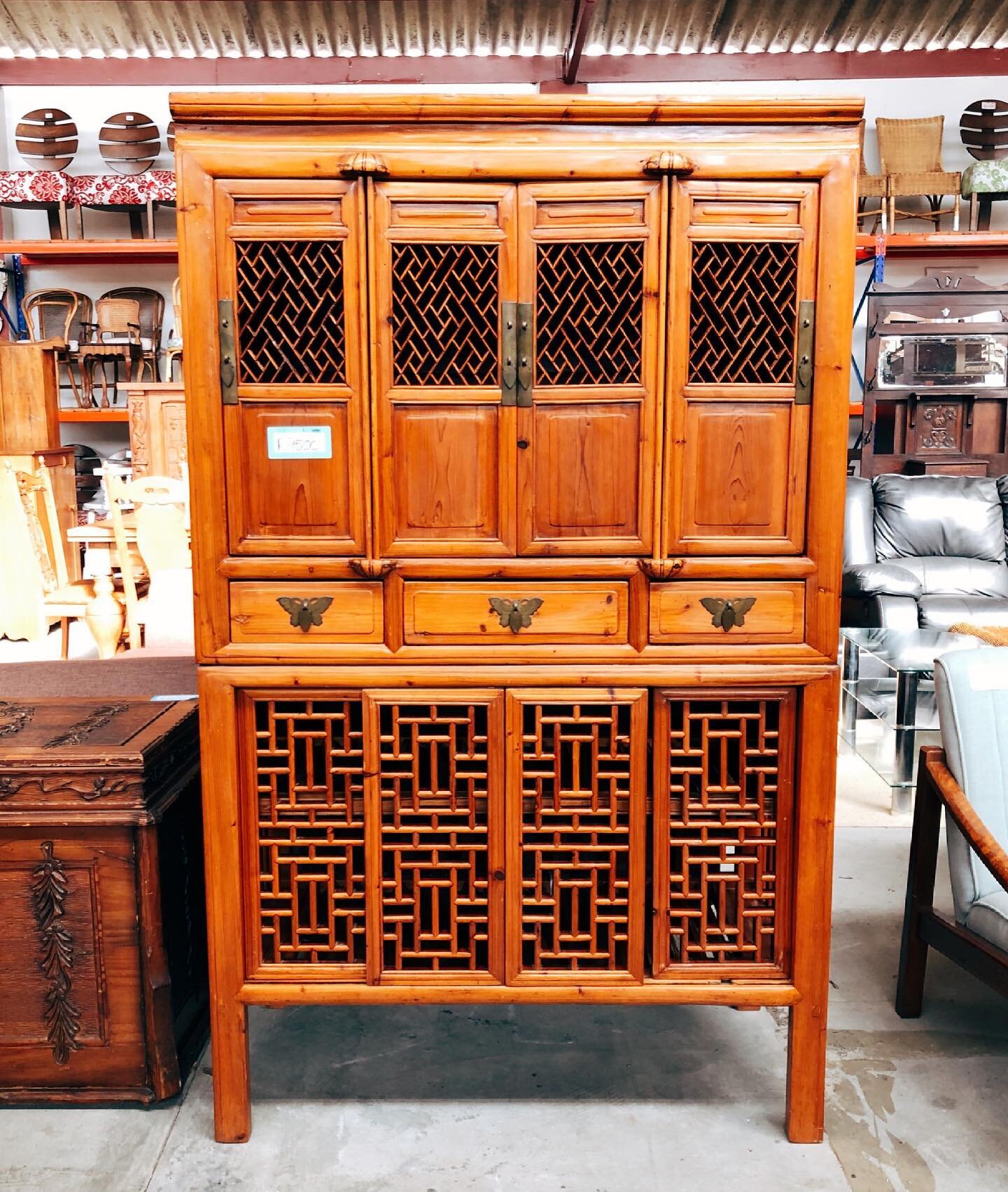Beautiful Asian Style Cabinet, good condition, great as a show piece and very practical for storage etc.

Height: 1740mm
Width: 1060mm
Depth: 560mm
Price: R9500

.
.
.
.
.
.
.
.
.
#diehandelshuis #antique #antiques #furniture #secondhandfurniture #in