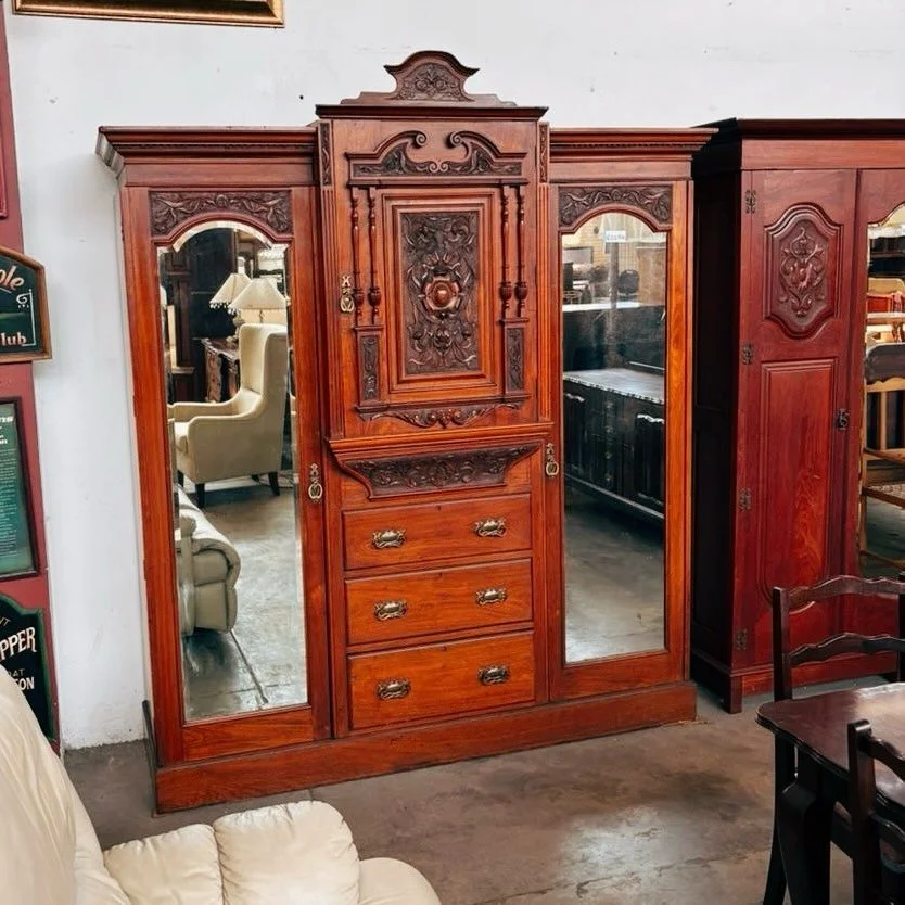 We have some seriously beautiful wardrobes and Jongmanskaste in stock at the moment 😍