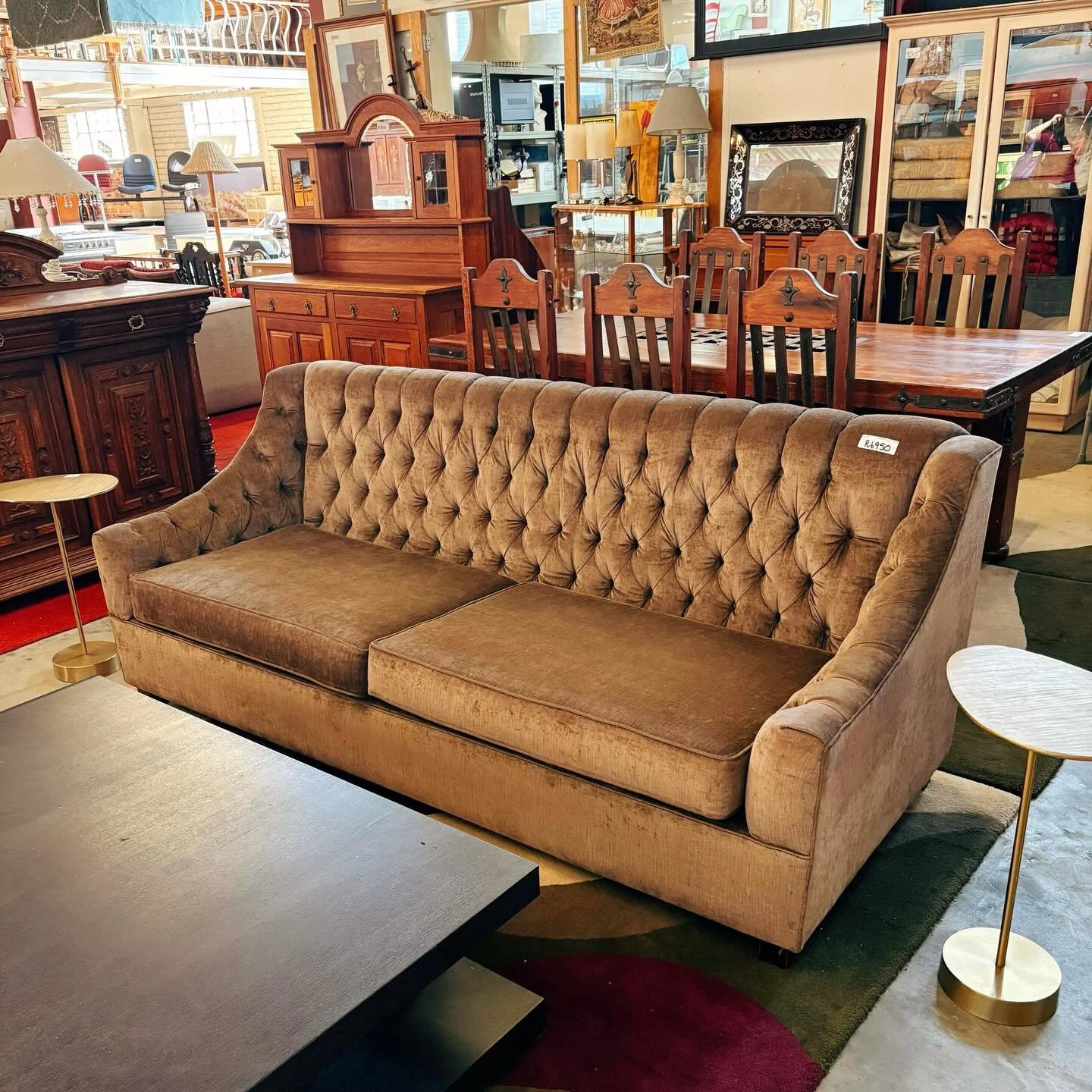 Looking for a couch, a sofa or daybed, L-shape or leather couch? We have them all 😁