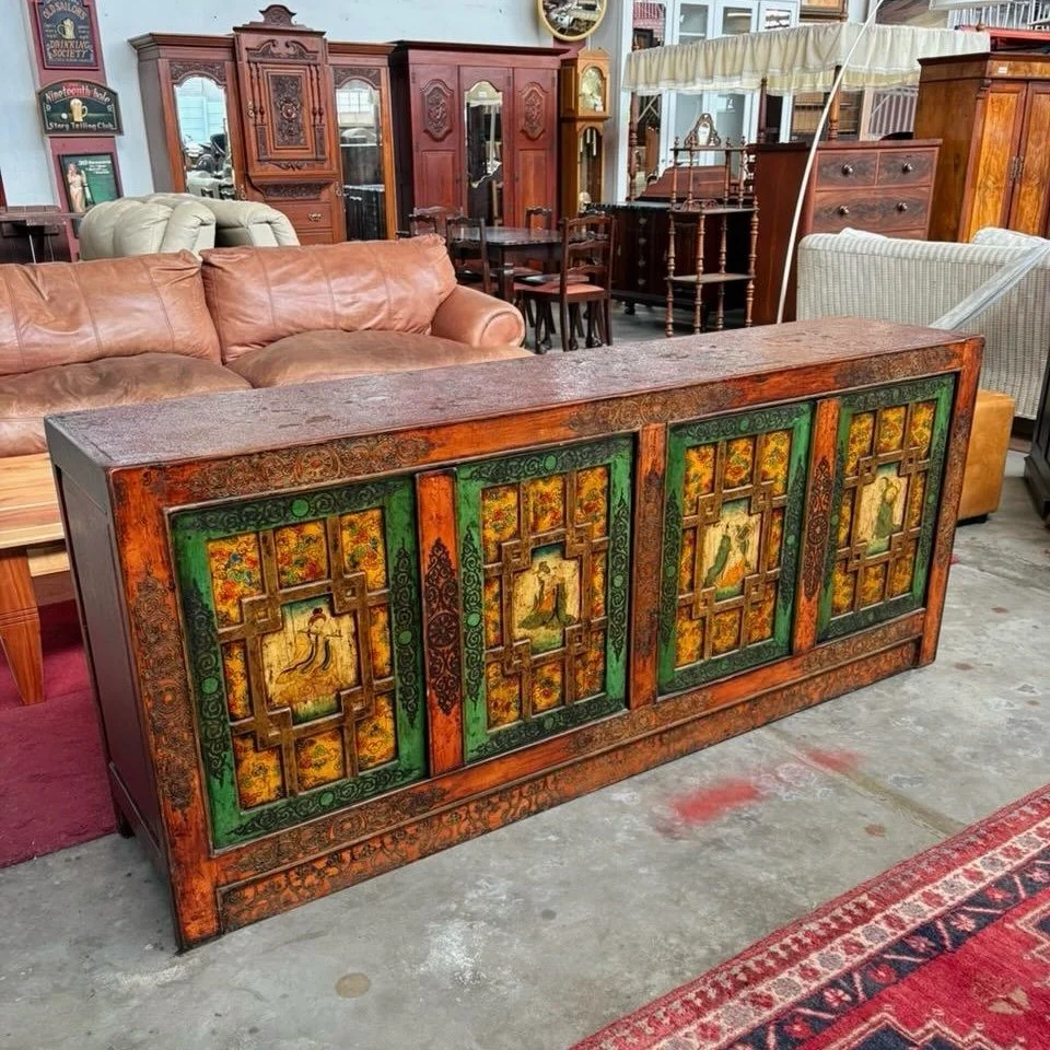 Beautiful Chinese cabinet with unique detail available. Cabinet is very well looked after.

Price: R9950

Dimensions:
L-2m
D-440mm
H-850mm
