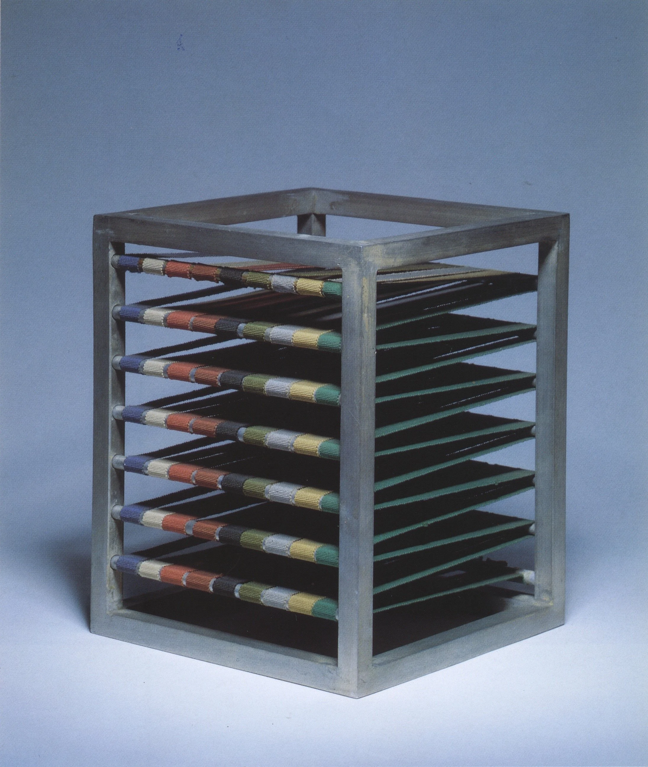   Cat. n. 236 (a. 3467)  
Zig Zag, 1968, struttura in alluminio e passamaneria industriale, 25 x 20 x 20 cm, es. 3/10