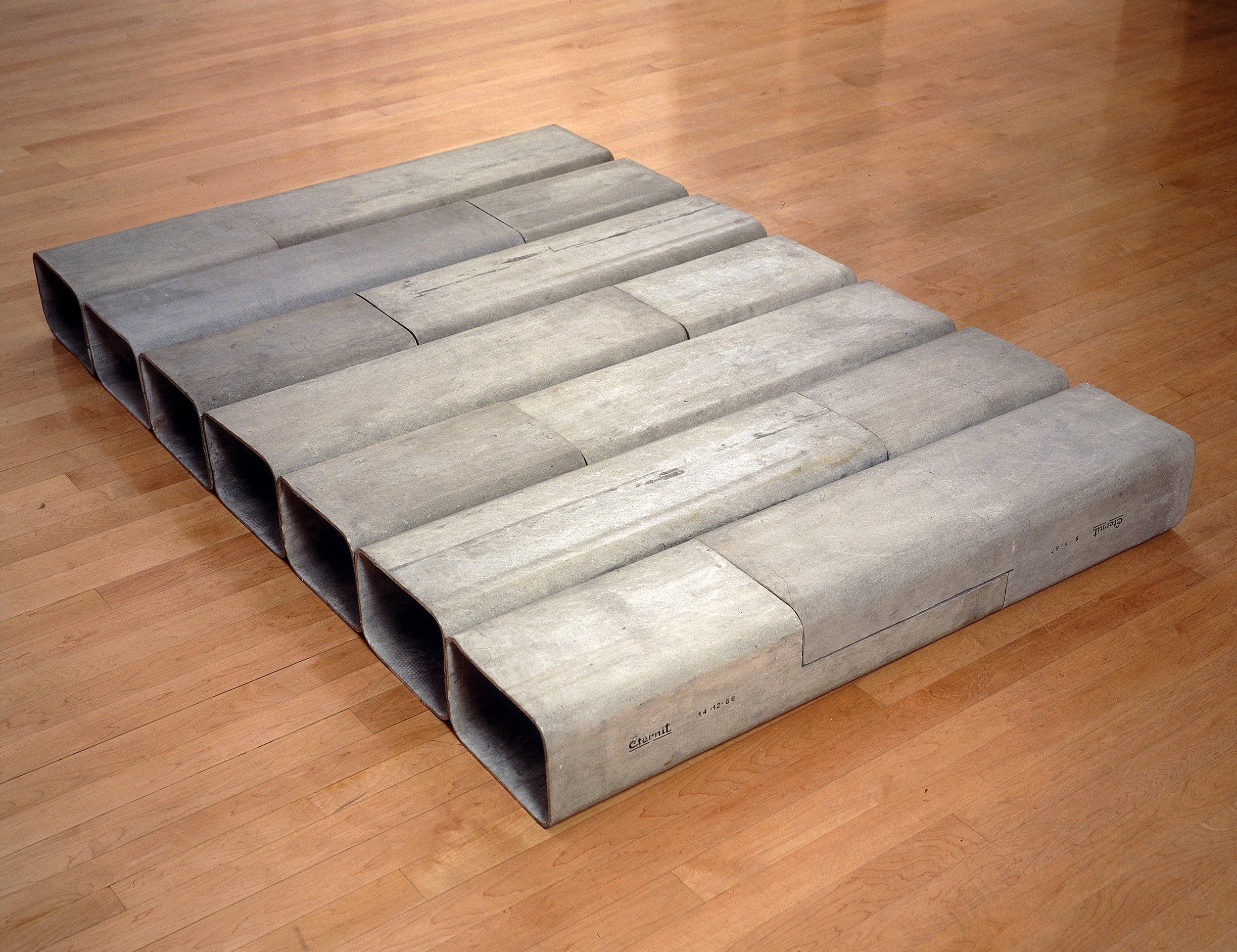Cat. n. 137
Eternit (pavimento), 1967,
quattordici elementi di eternit, 22 x 227 x 149 cm