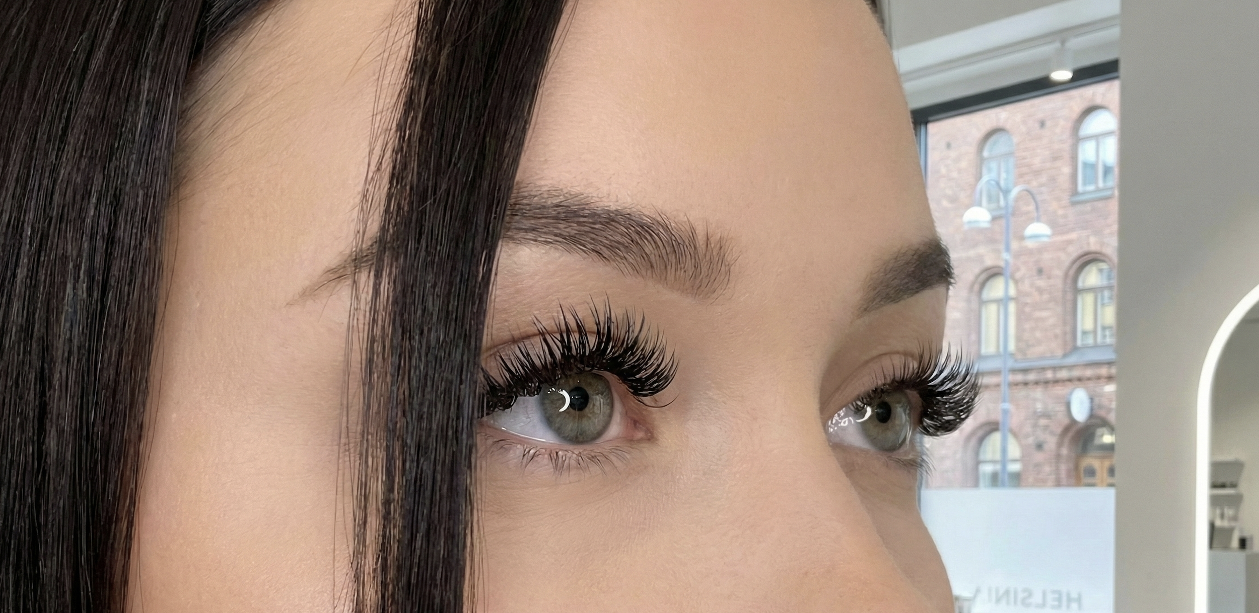 Rikotut volyymiripset (Wet Look) vai klassiset? Valitse paras ripsiteknikko Helsingissä