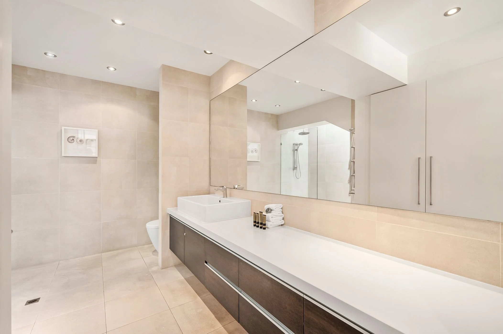 Apartment_10_ensuite_bathroom.jpg