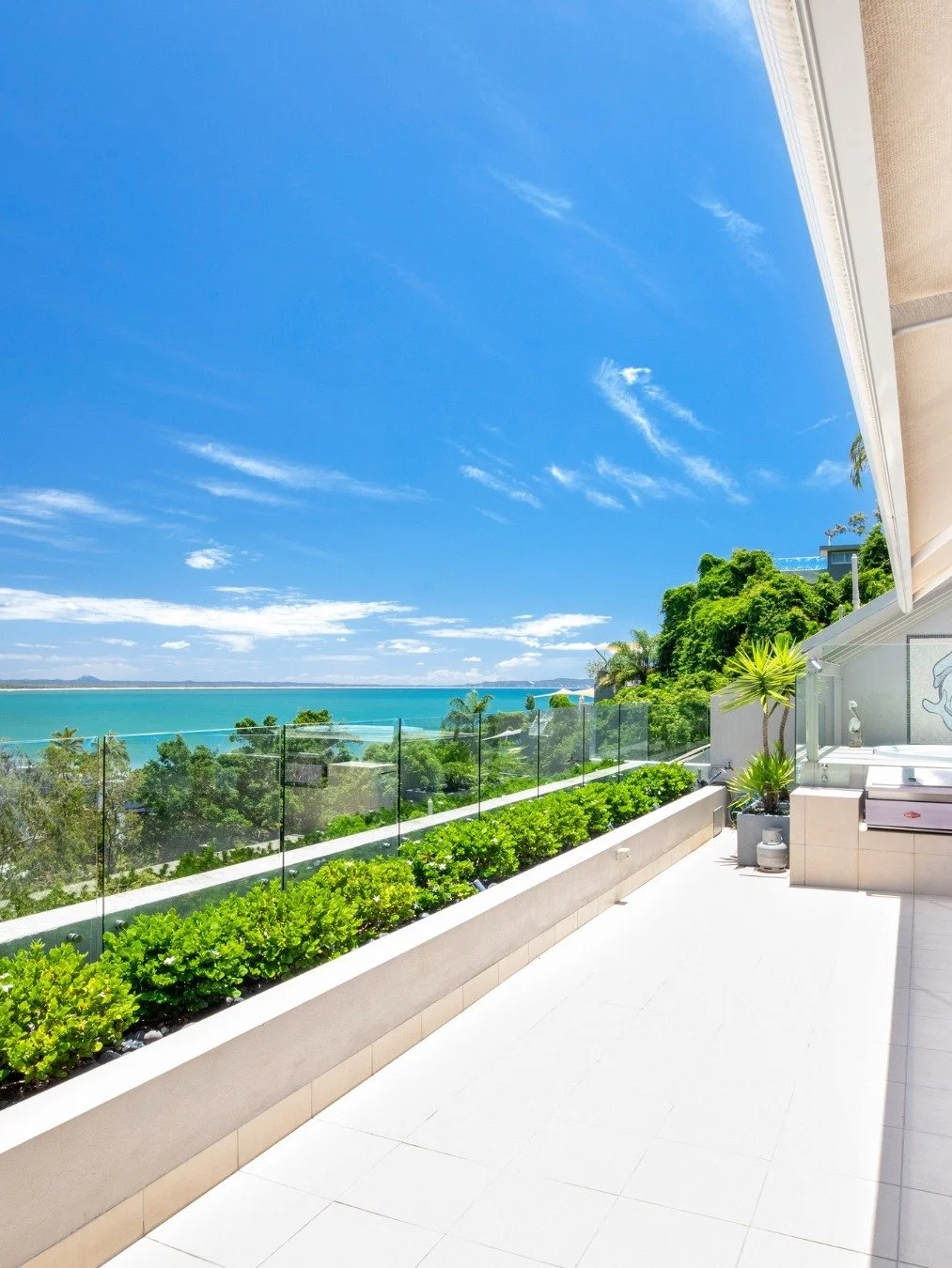 Number One Hastings - luxury redefined

Our penthouses offer:
-  Views to take your breath away
- Large bedrooms with ensuites &amp; TVs
- Private terraces with spas, outdoor furnishings &amp; remote-controlled awnings

The ultimate in beachfront liv